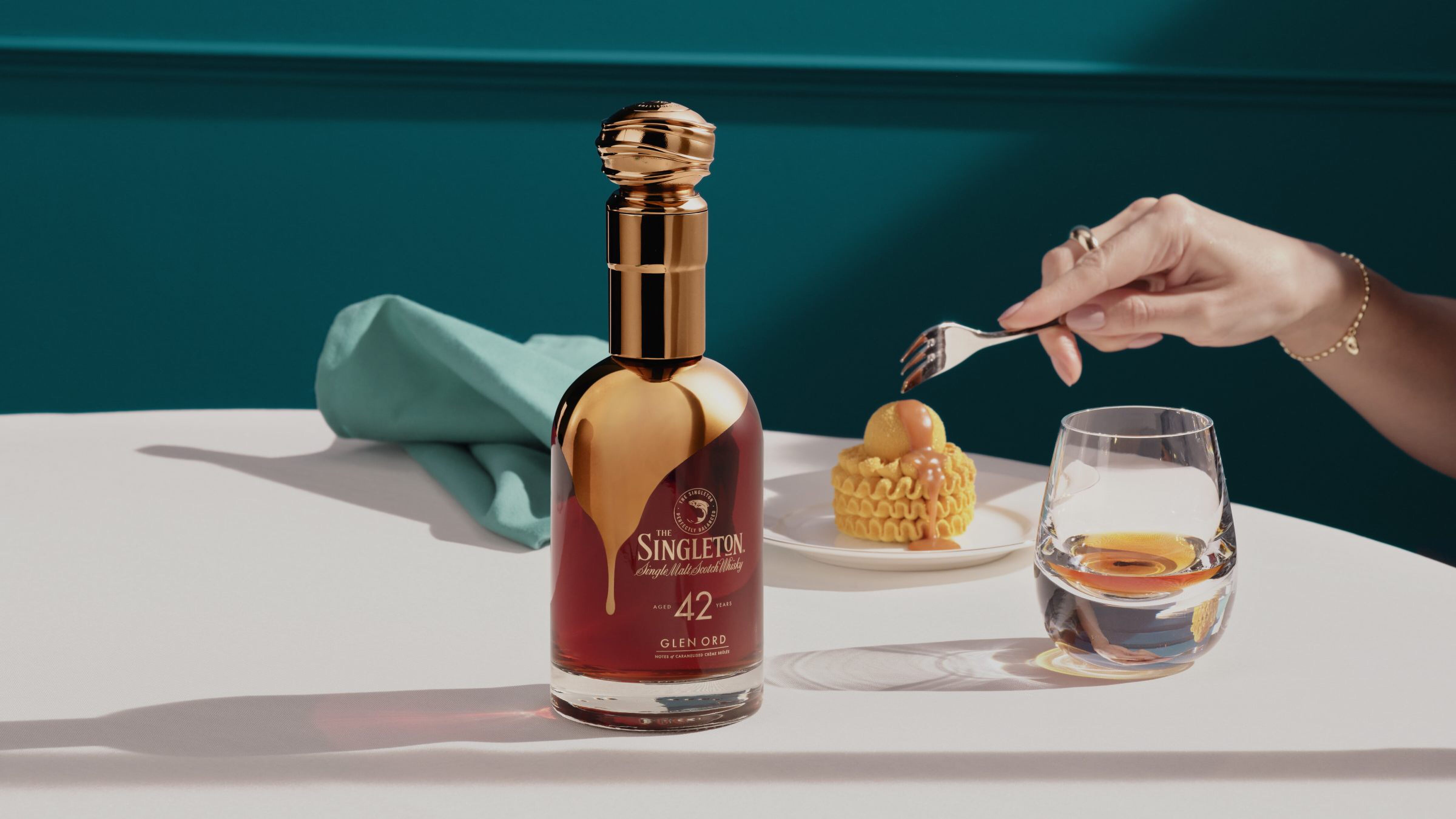 Foto gemaakt aan de eetkamertafel, waarbij één van de whisky's gefotografeerd is.