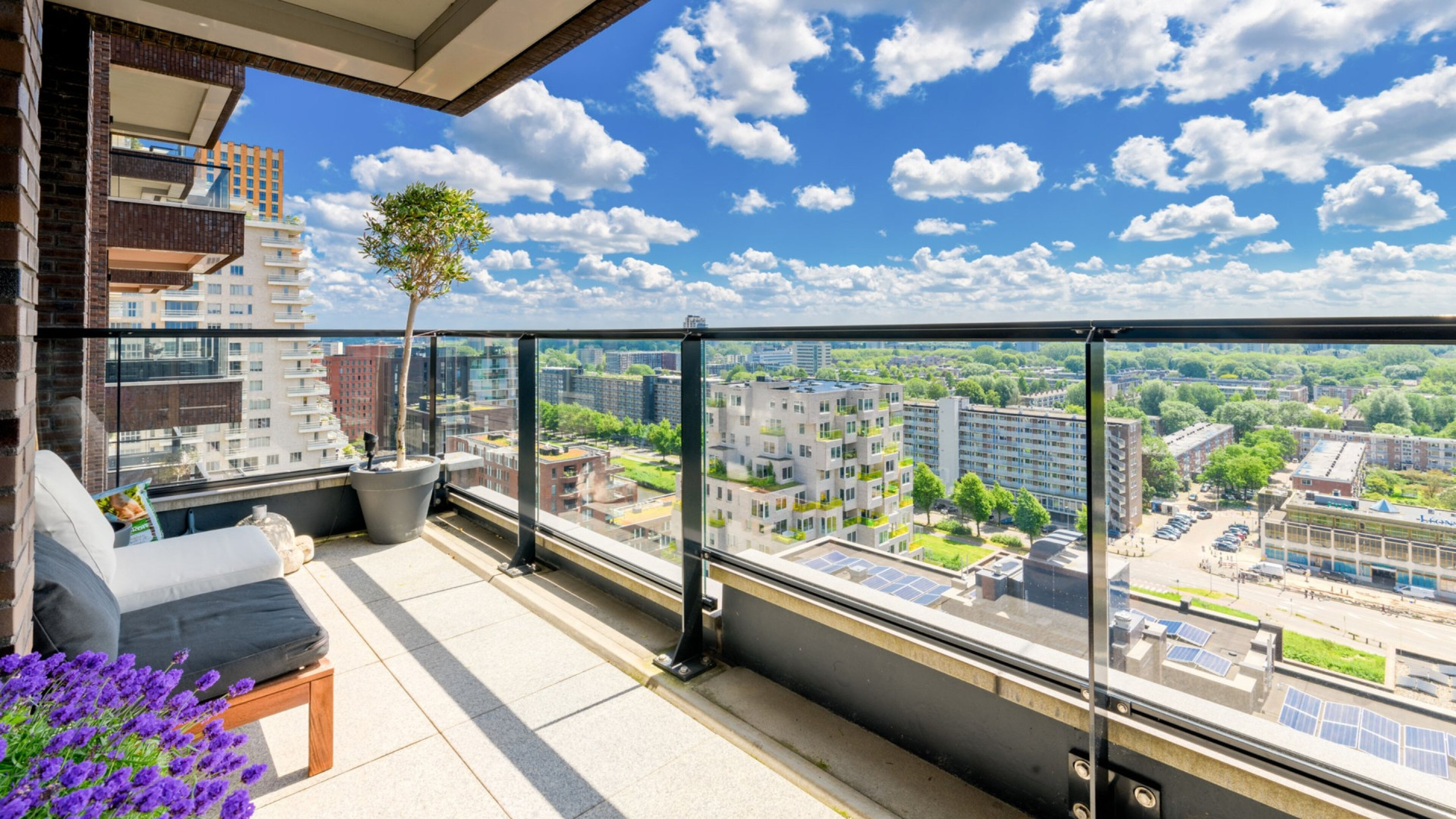 Het balkon van het nieuwe appartement van Ajacied Jorrel Hato in Amsterdam