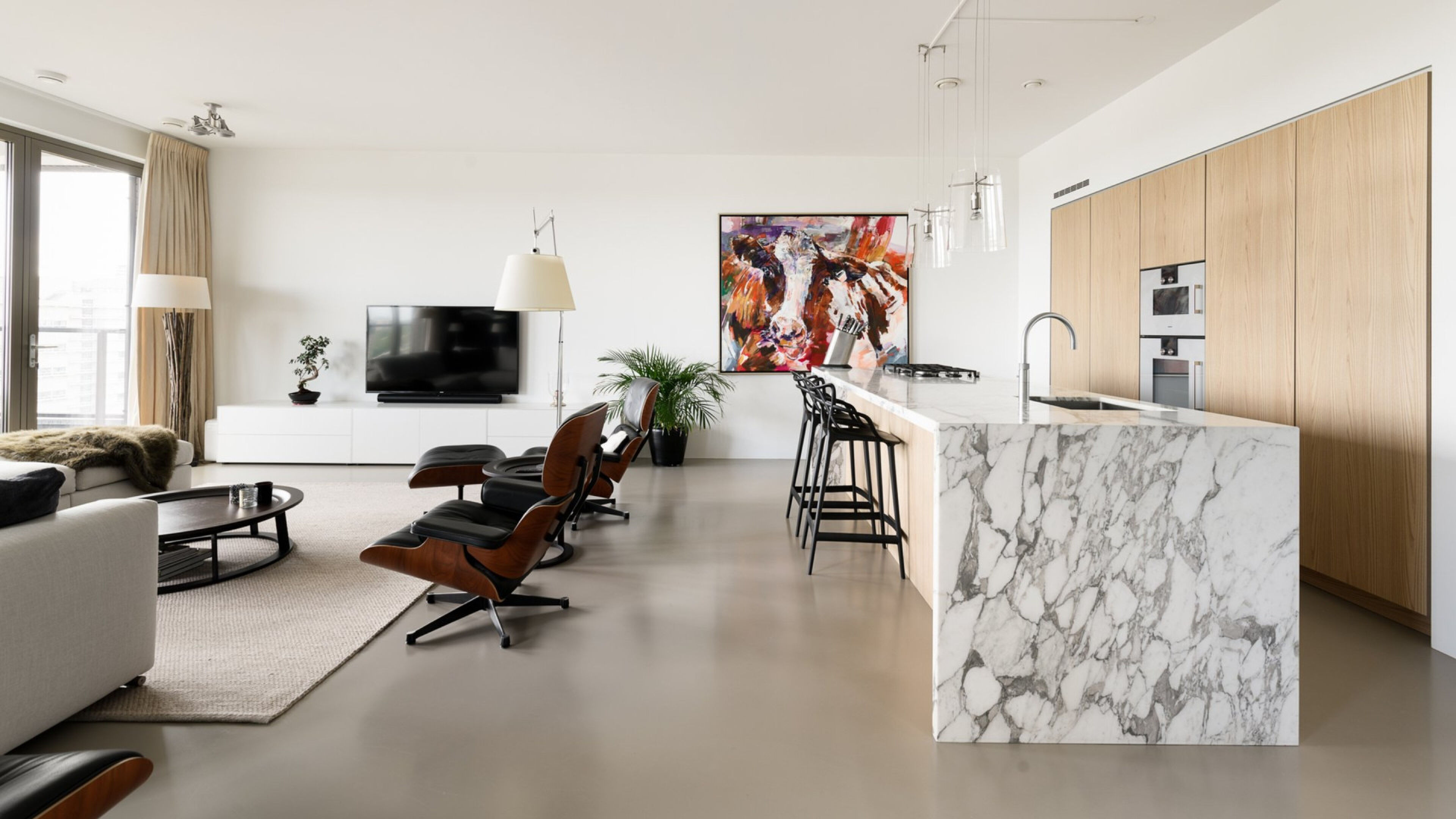 De woonkamer van het nieuwe appartement van Jorrel Hato in Amsterdam