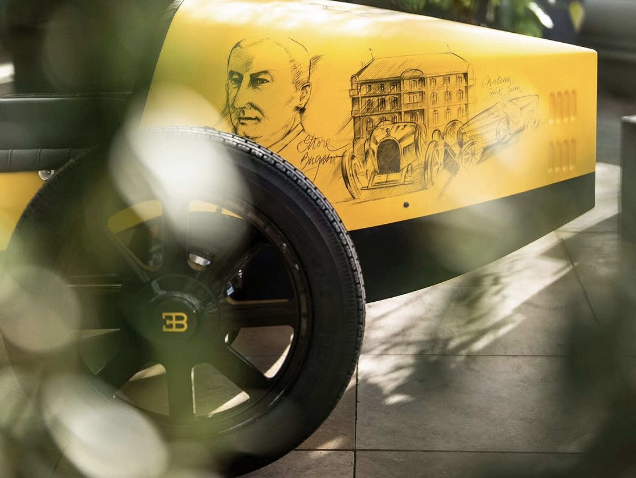 Een tekening van Bugatti-oprichter Etorre Bugatti op de achterkant van de Baby Bugatti II