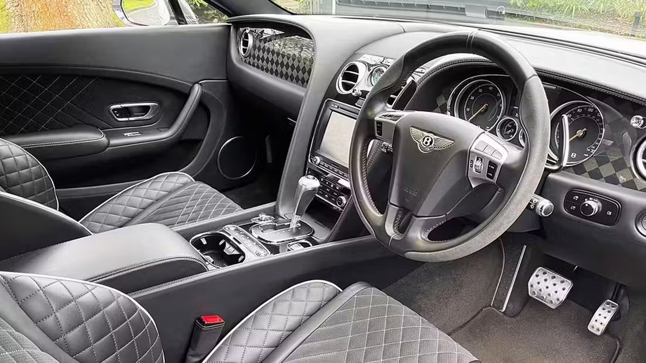 Het interieur van de Bentley Continental GT Sports van Harry Kane
