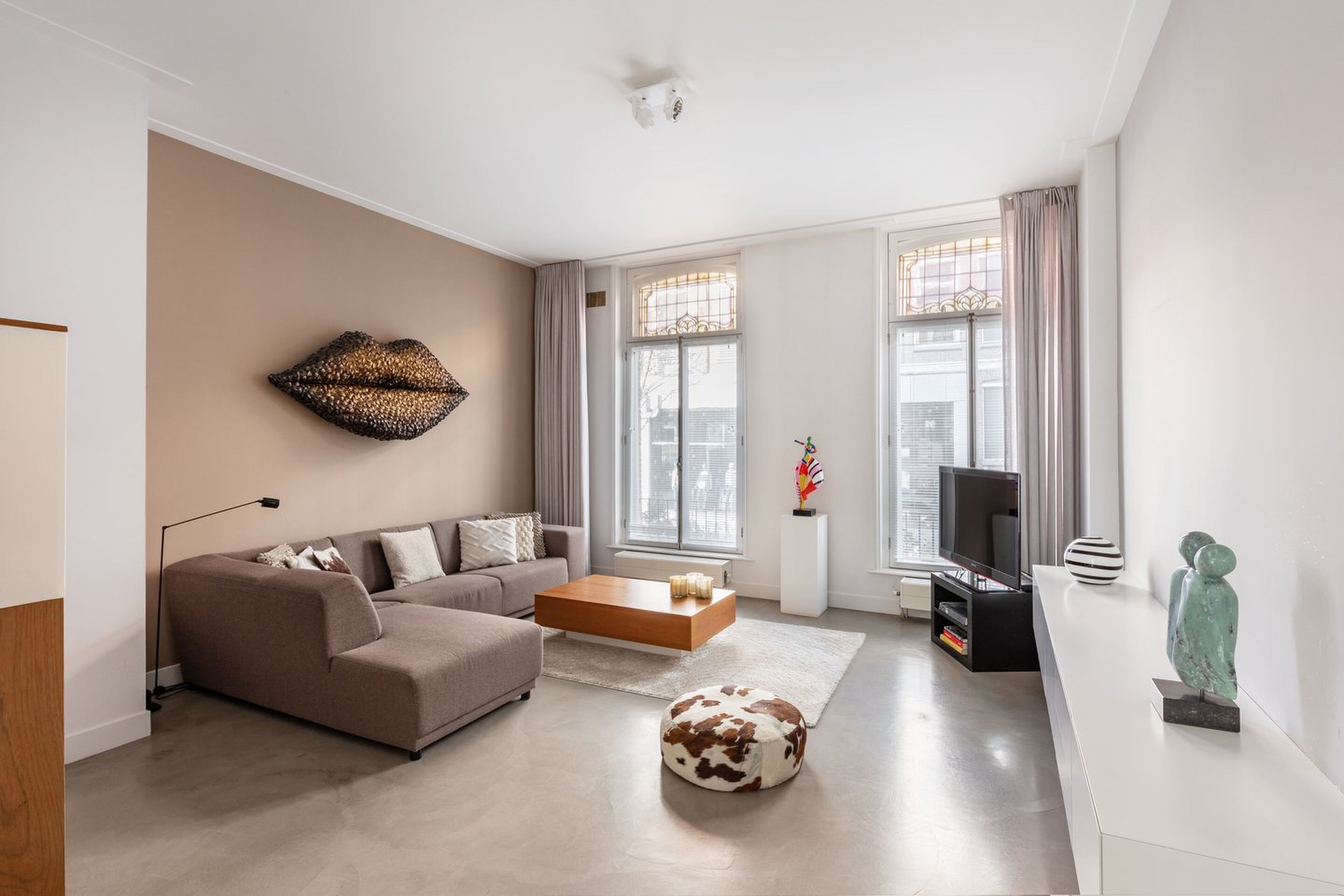 De woonkamer van de dubbele benedenwoning van Jaap Jongbloed in Amsterdam