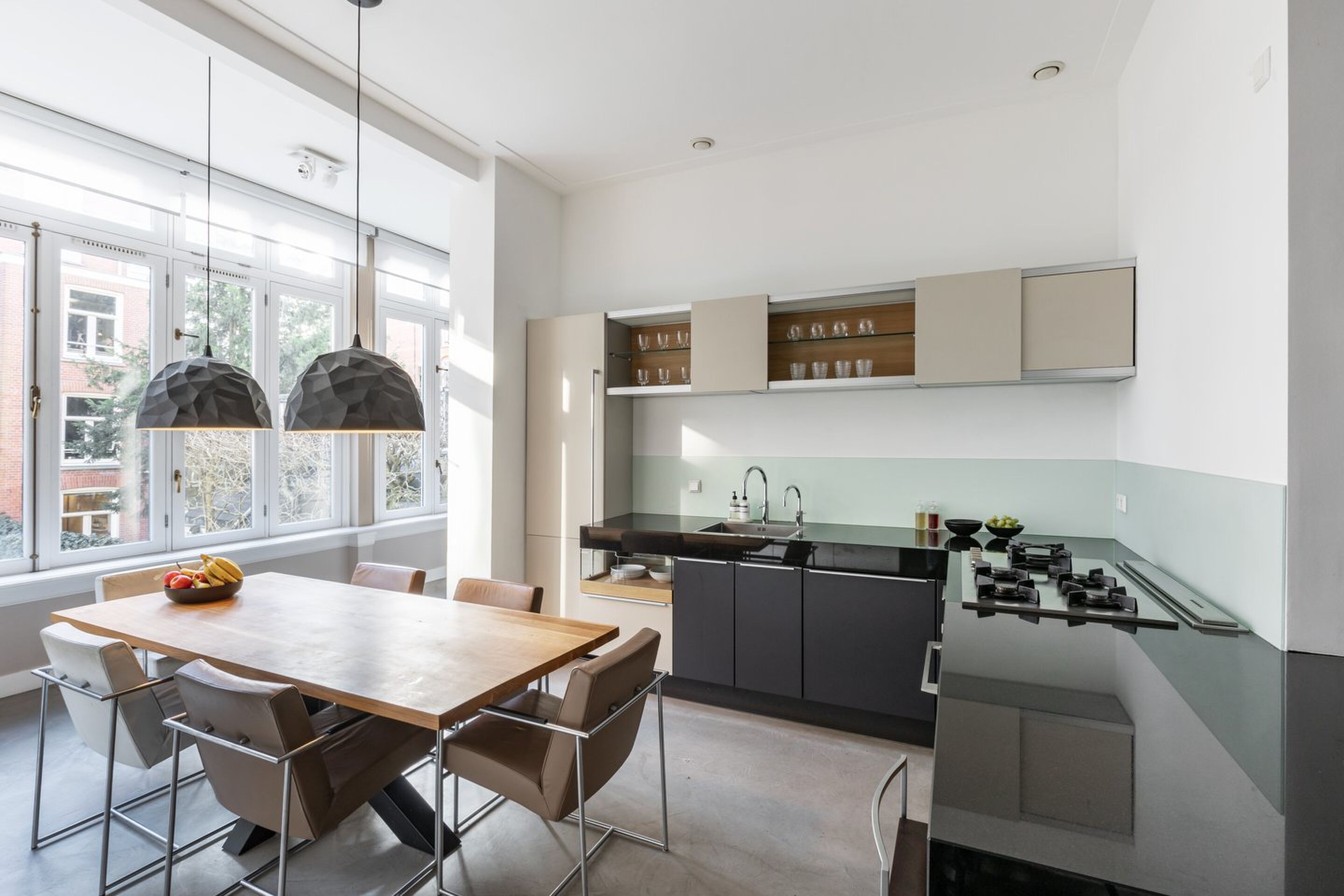 De keuken van de dubbele benedenwoning van Jaap Jongbloed in Amsterdam