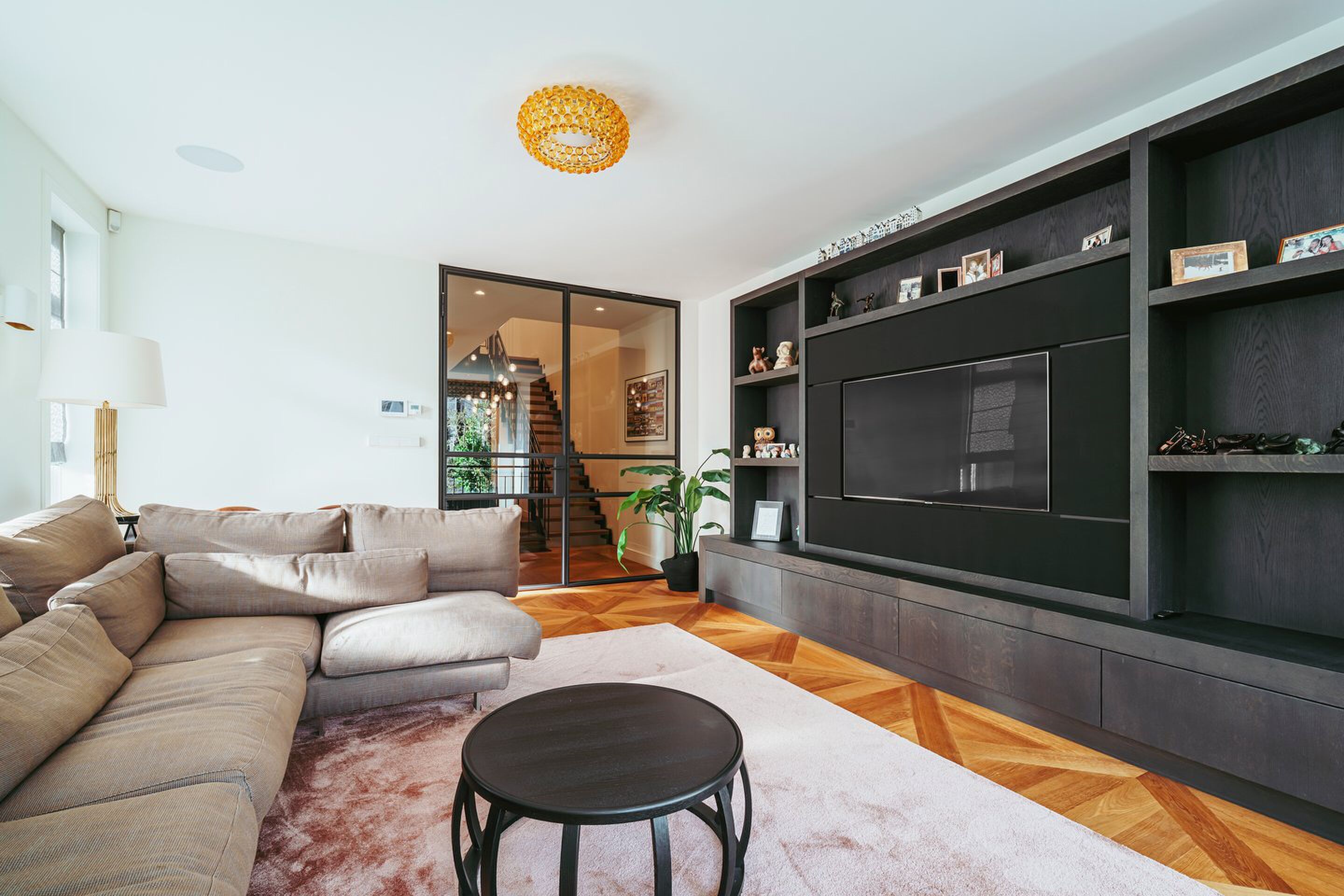 De woonkamer van het te koop staande grachtenpand aan de Keizersgracht in Amsterdam