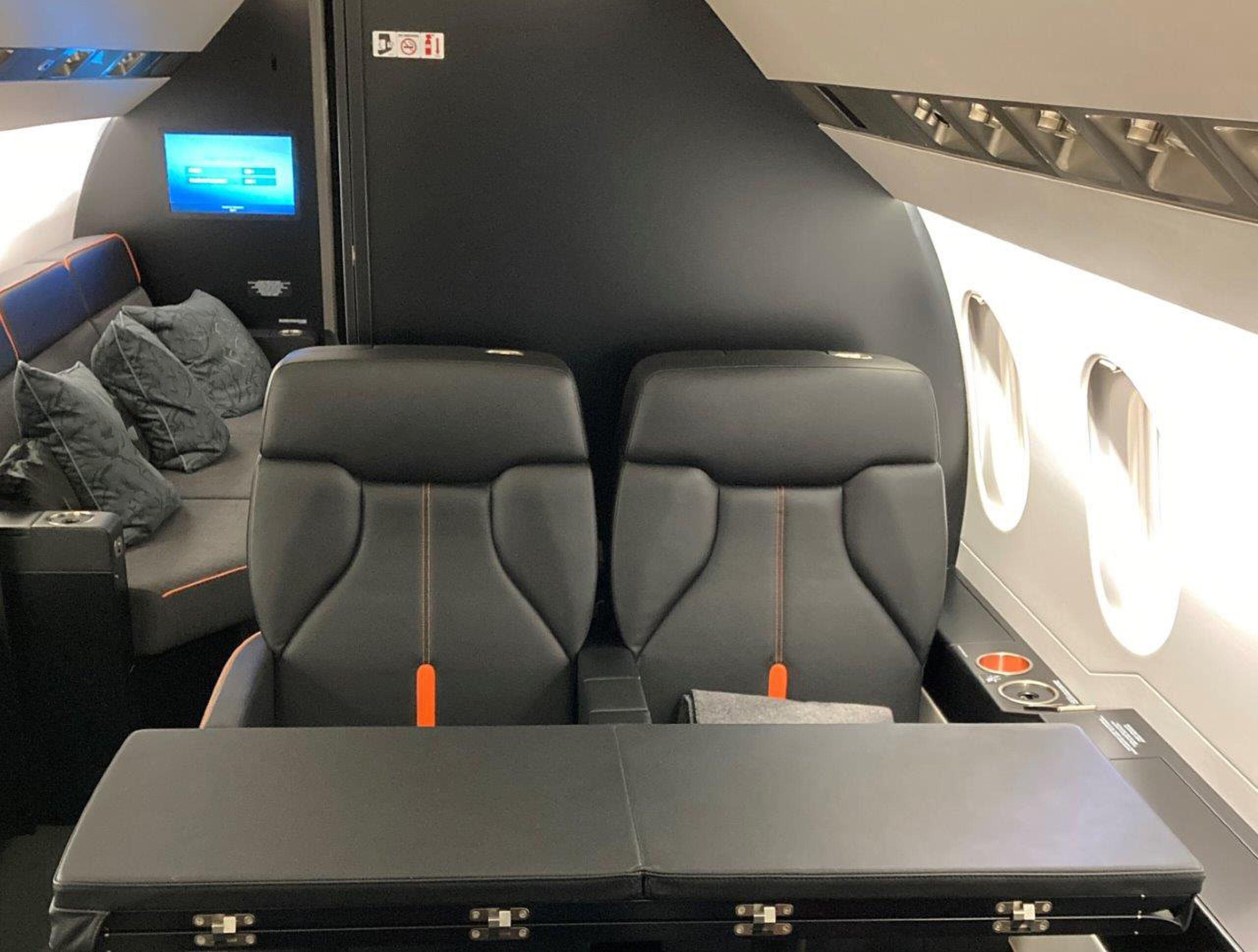 De achterkant van de binnenzijde van de oude privéjet van Max Verstappen