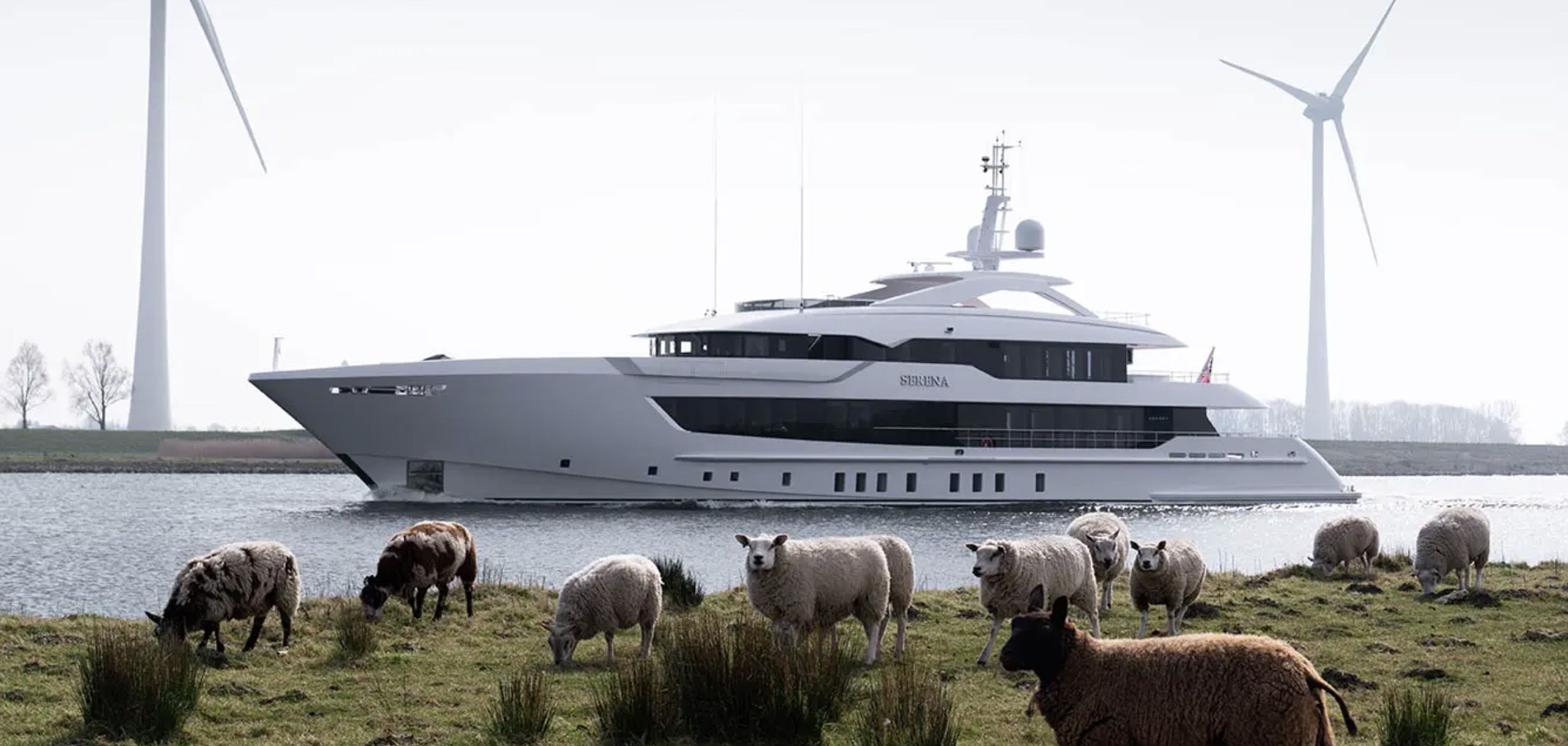 Het superjacht Serena van Heesen Yachts vaart voorbij