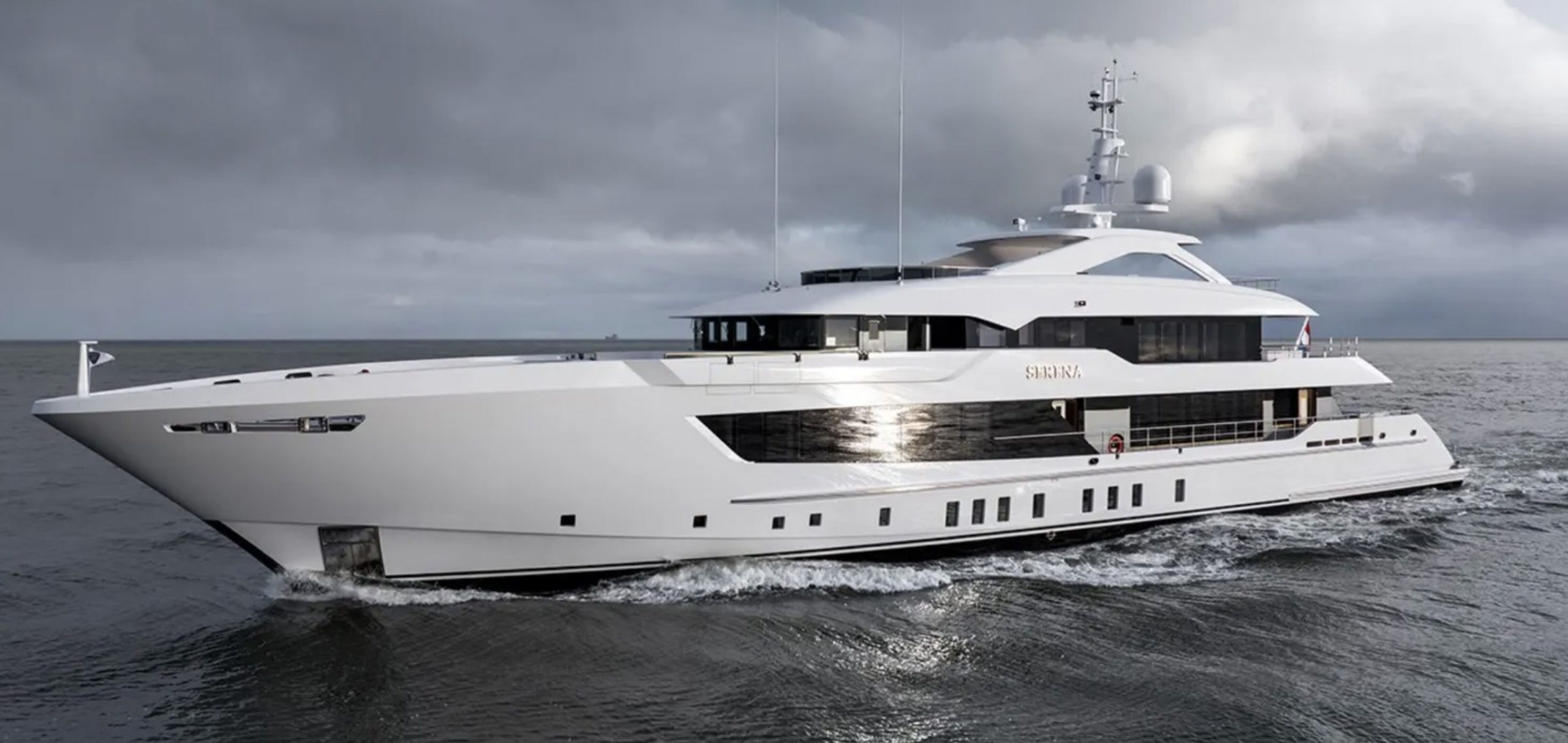 Het superjacht Serena van Heesen Yachts vaart voorbij