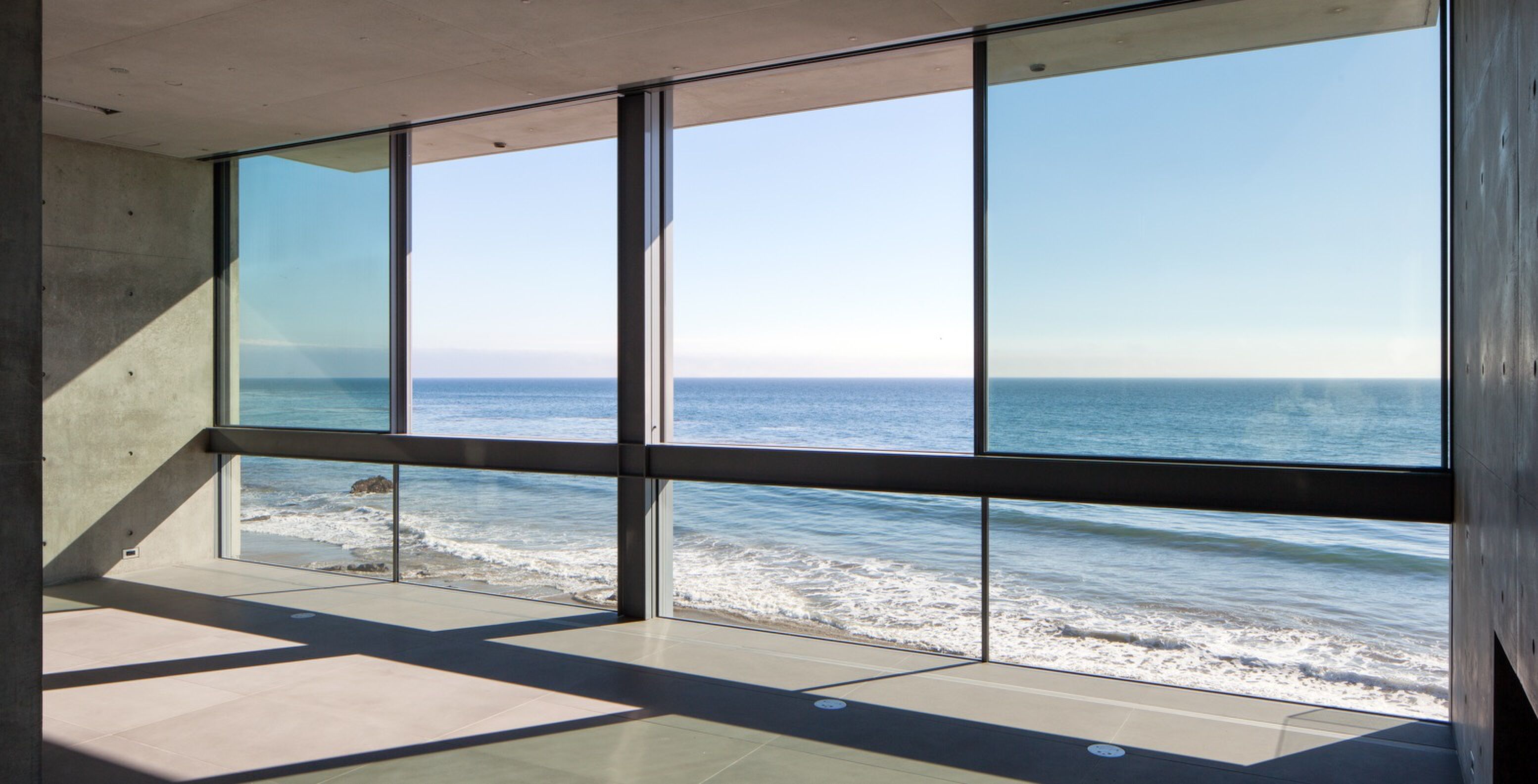 Zeezicht vanuit de onafgebouwde villa van Kanye West in Malibu