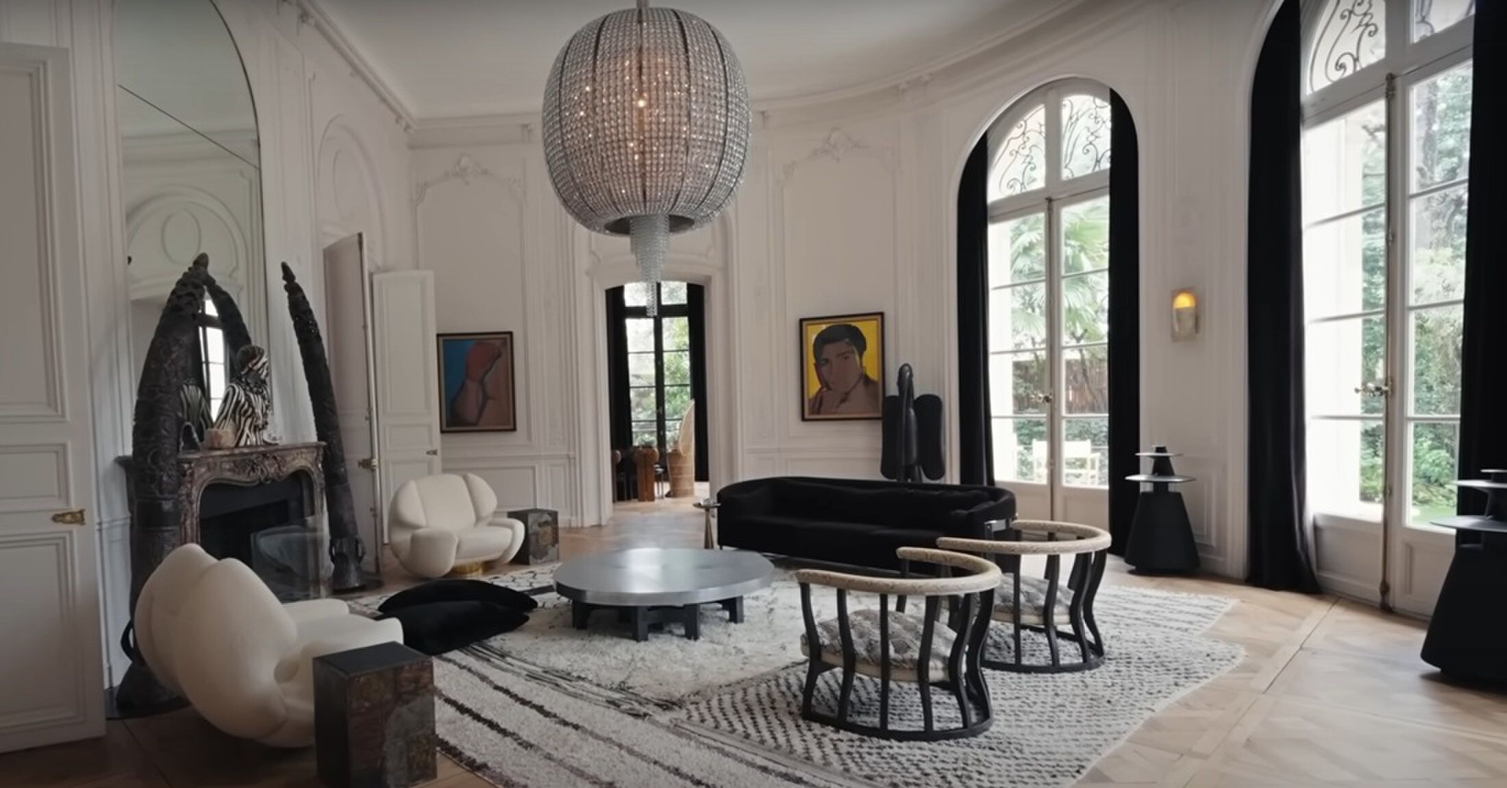 De woonkamer in de woning van Lenny Kravitz in Parijs