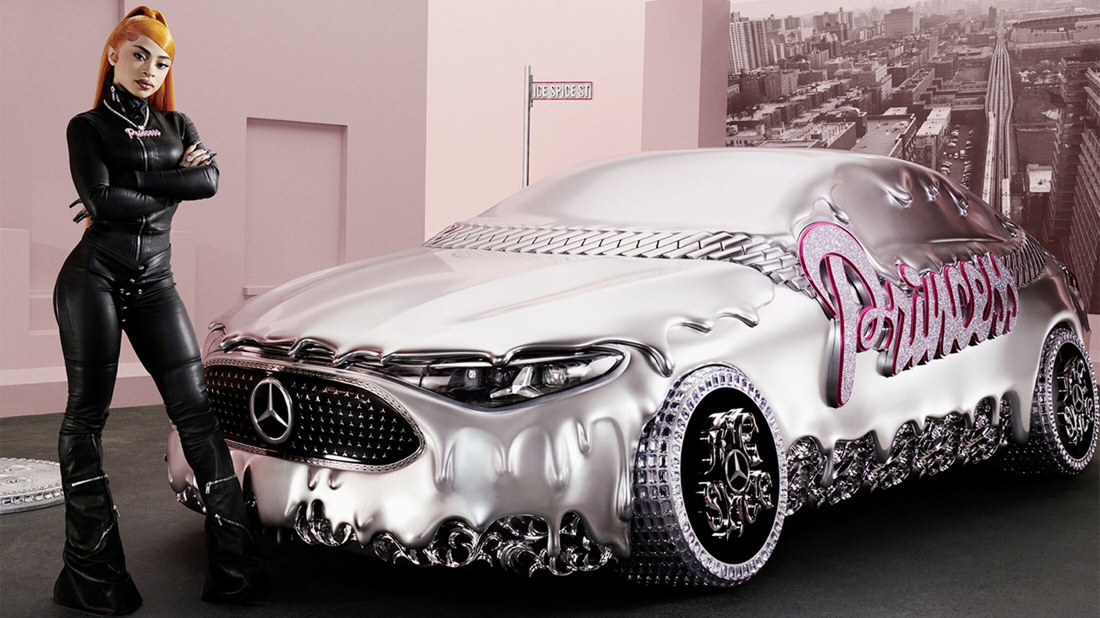 Rapper Ice Spice poseert voor haar op maat gemaakt Mercedes-Benz CLA