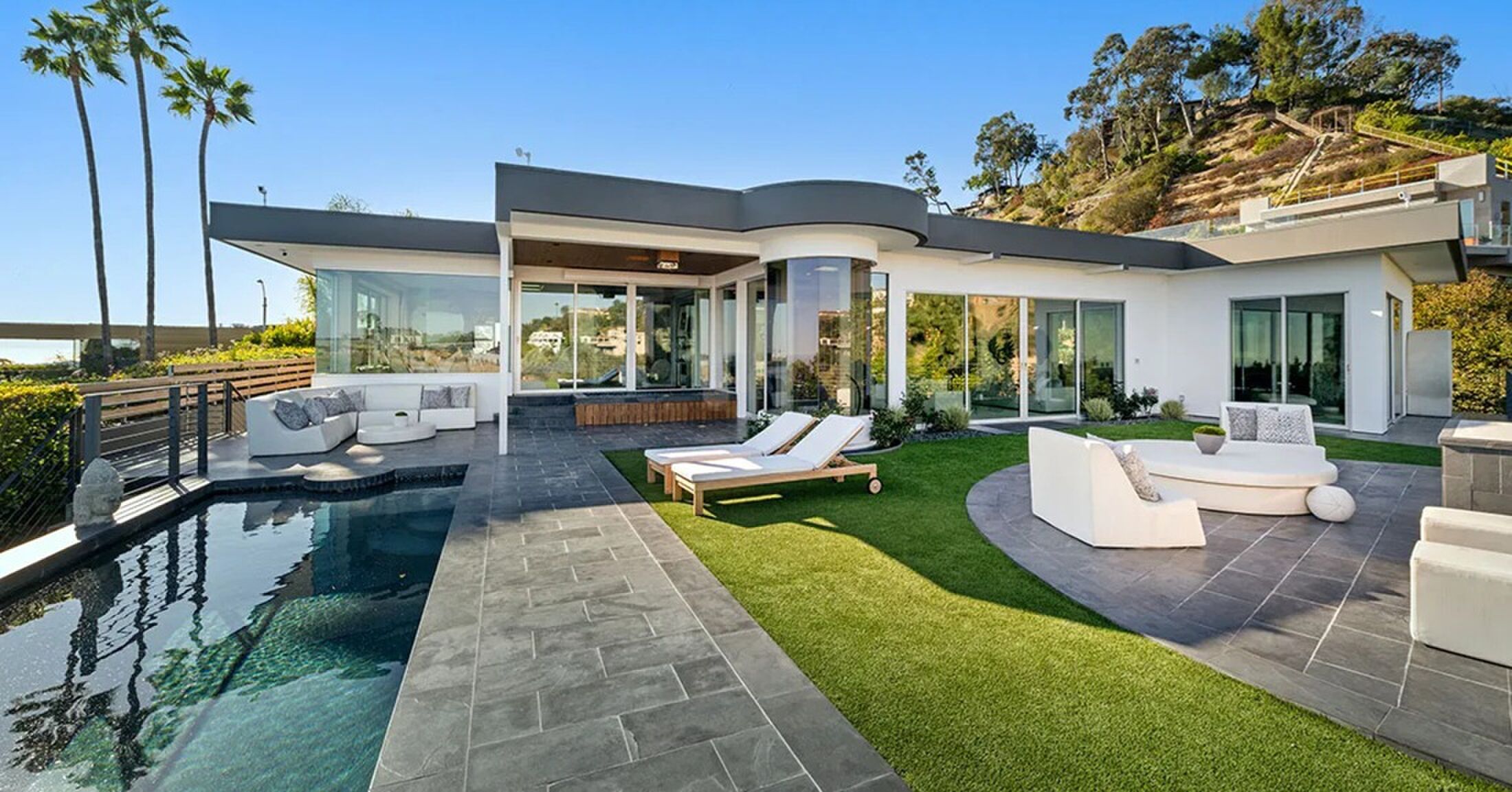 De tuin van de villa in Los Angeles met entertainmentcomplexen
