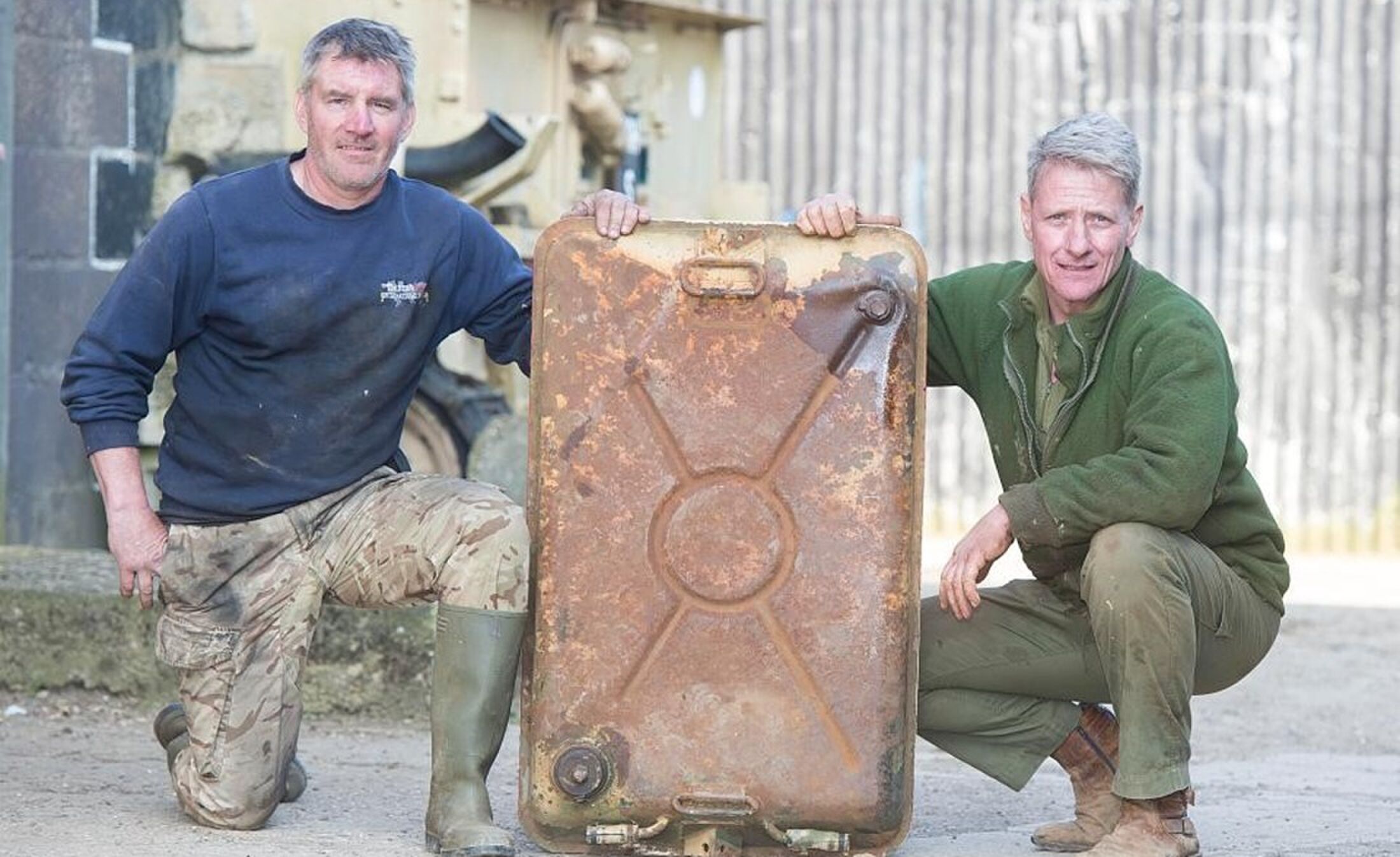 Nick Mead poseert met een deel van de gekochte legertank, waarin goudstaven werden aagetroffen