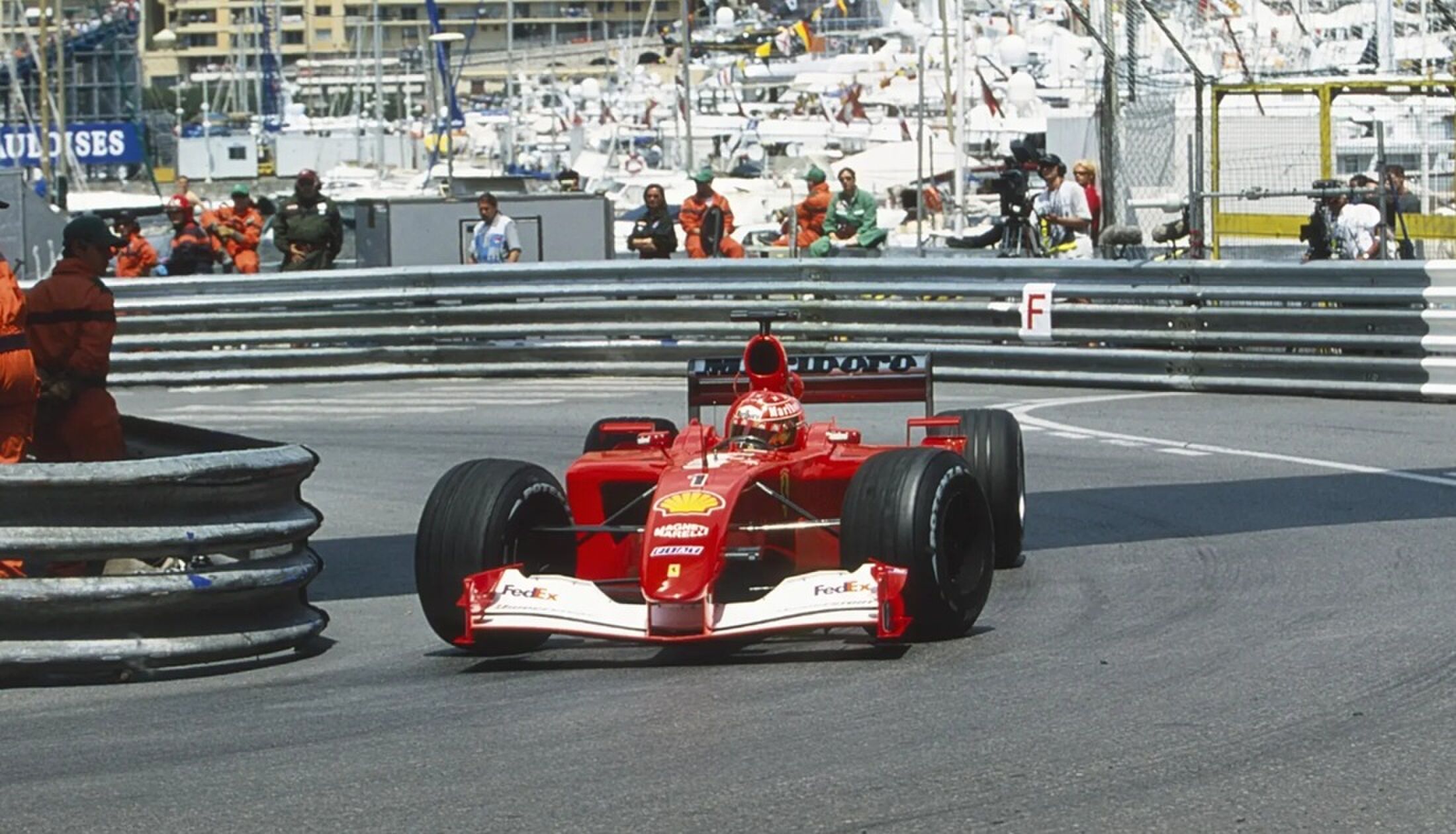 De Ferrari F2001 Formule 1-auto van Michael Schumacher rijdt over het circuit van Monaco