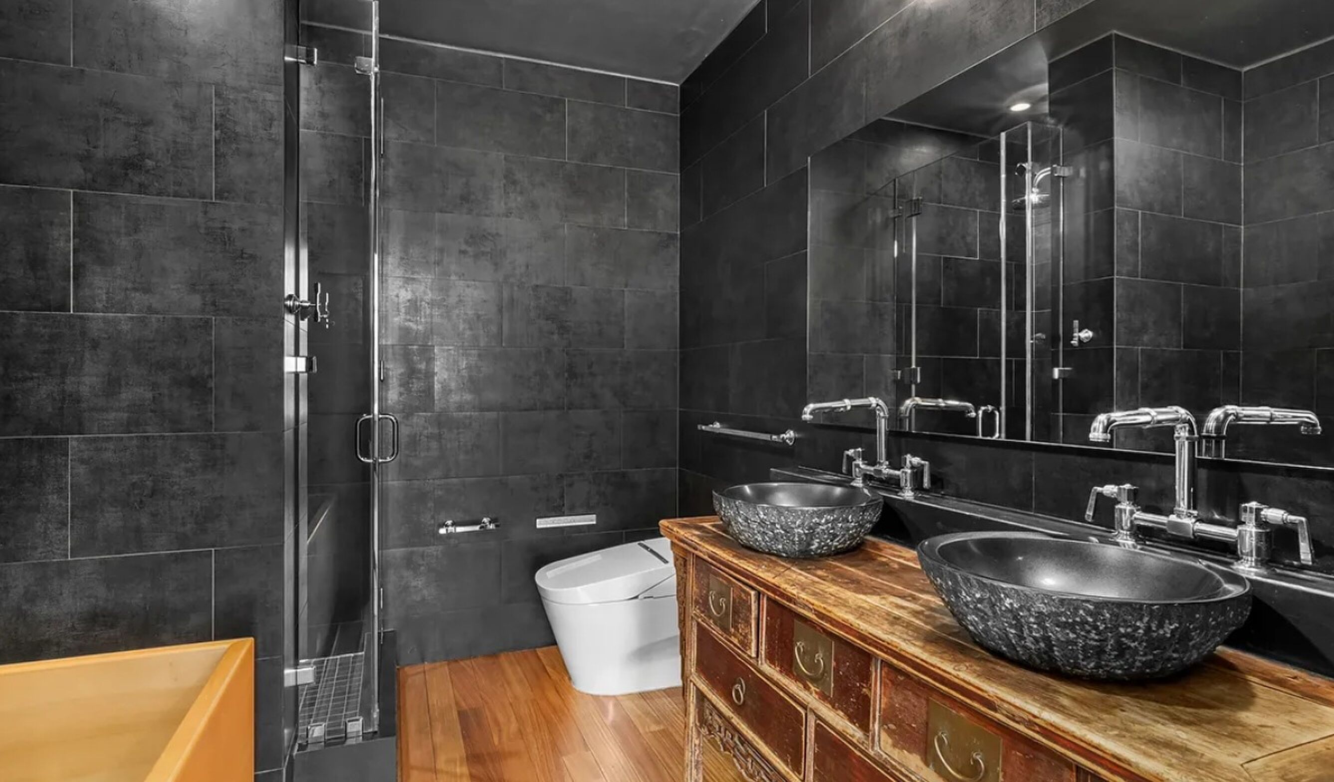 De badkamer van de villa van Benny Blanco in Beverly Hills