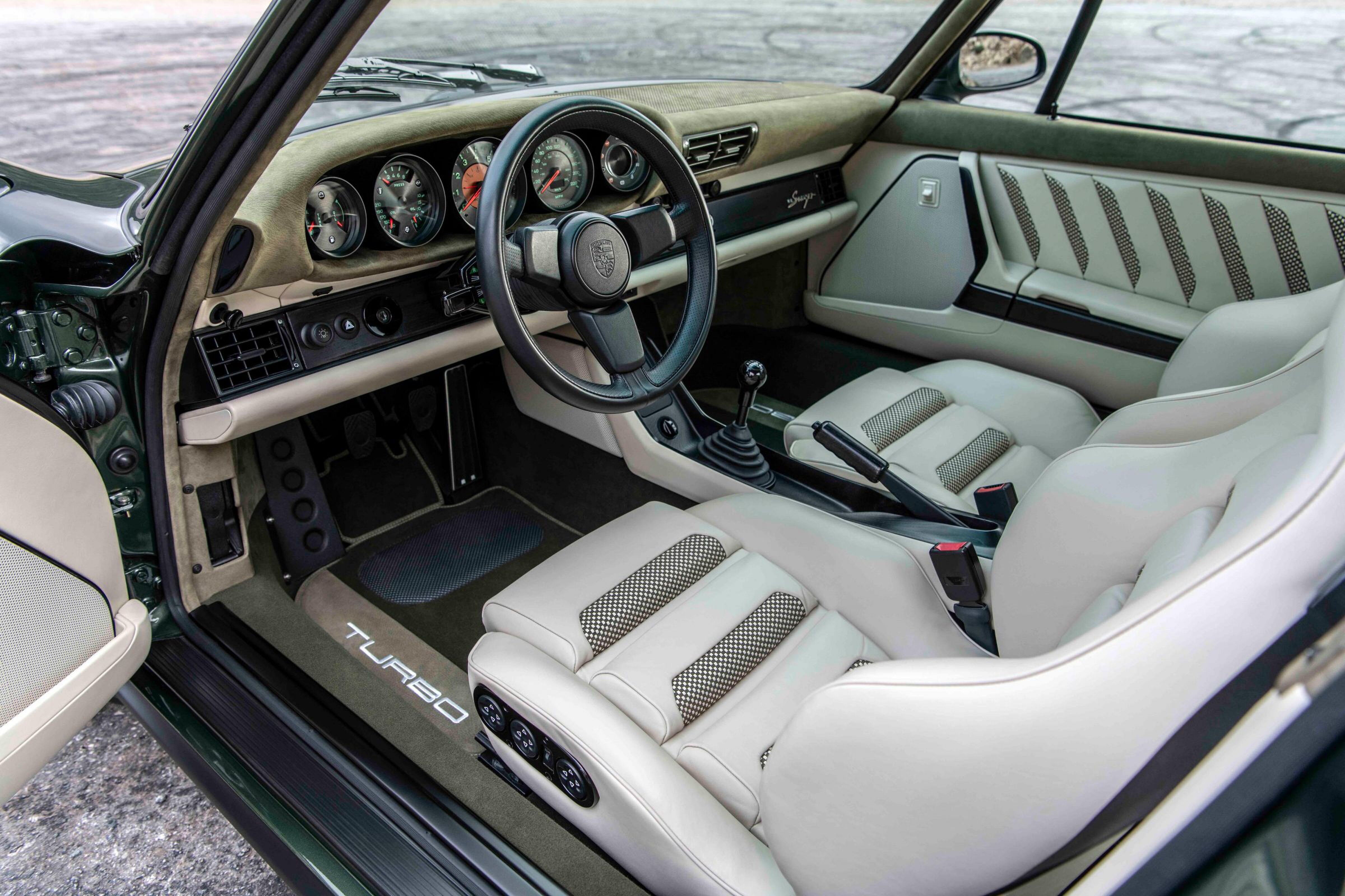 Het interieur van de zeldzame Singer-Porsche 911 Turbo