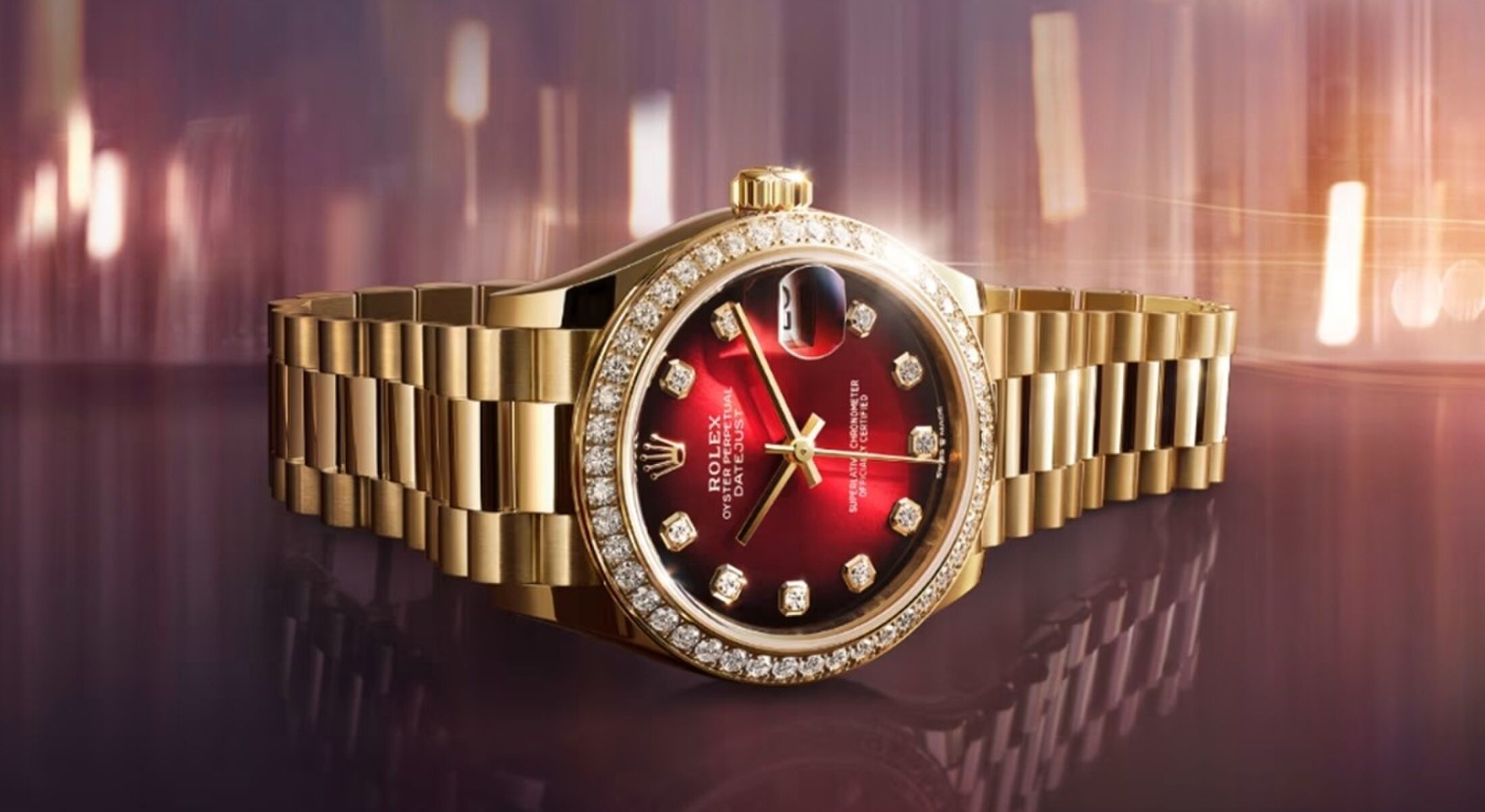 Een gouden Rolex Datejust 31 met een rode wijzerplaat