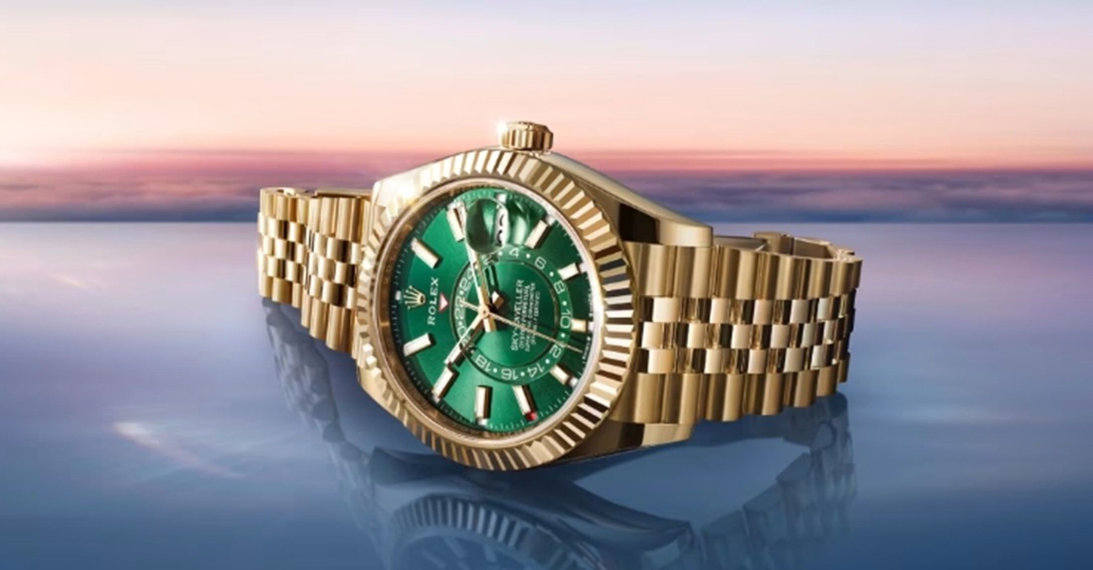 Een gouden Rolex Sky-Dweller met groene wijzerplaat