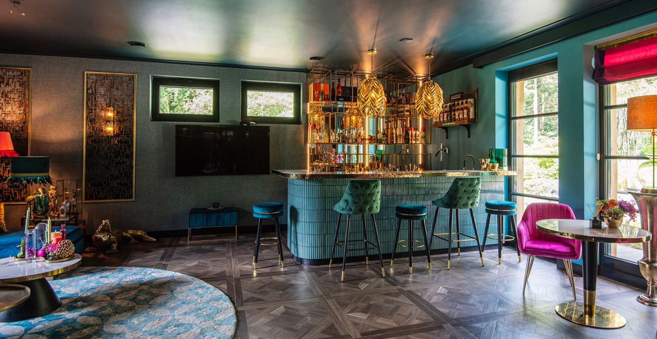 De bar in de op Frank Lloyd Wright geïnspireerde villa in Putten