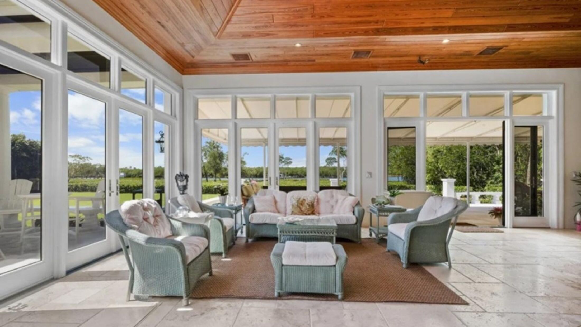 Een zitkamer in de villa van Bill Gates in Florida