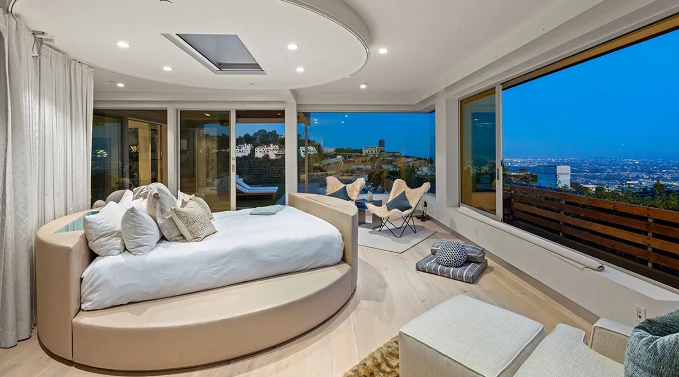 De slaapkamer in de villa in Los Angeles met entertainmentcomplexen
