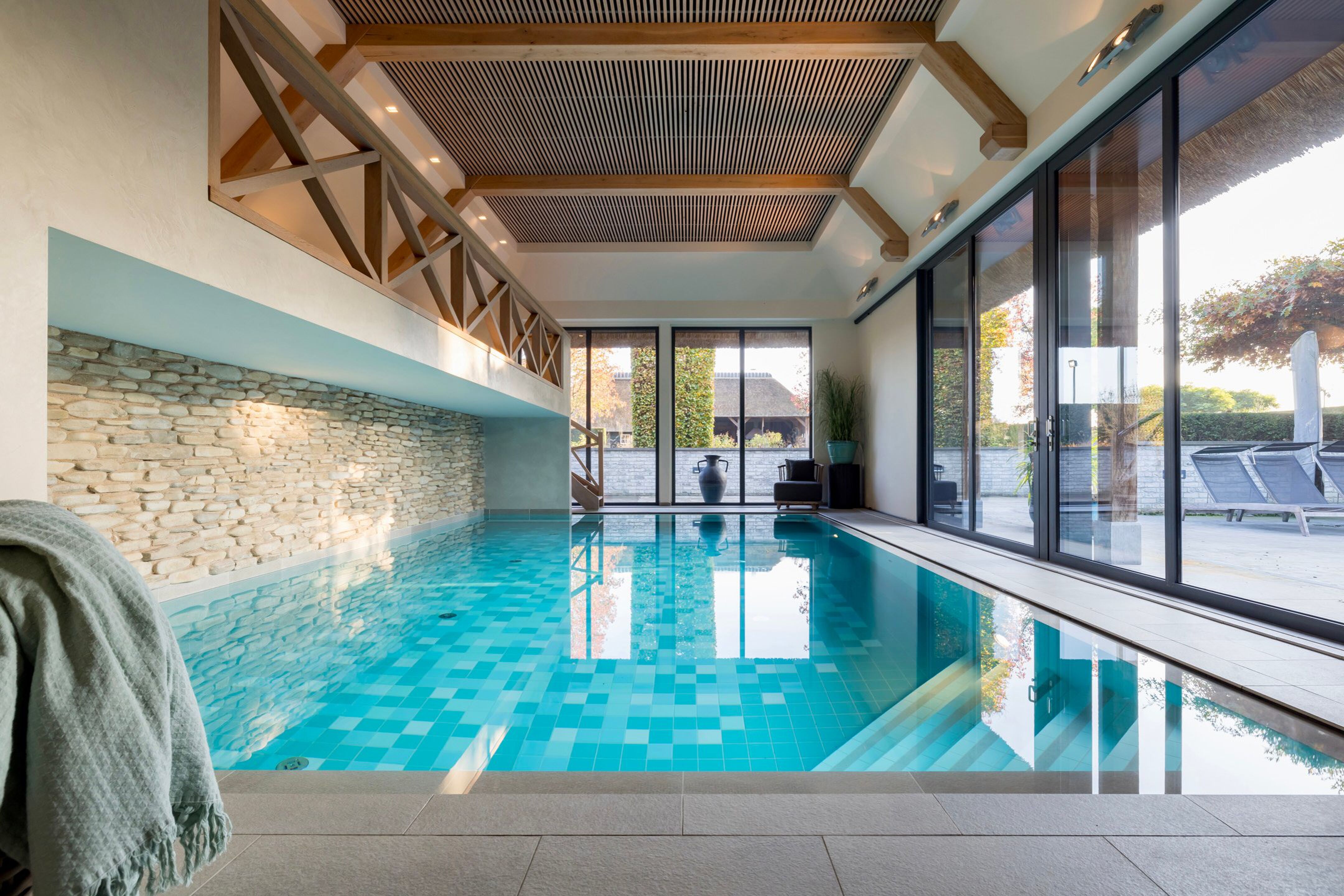 Het zwembad van de villa in Someren