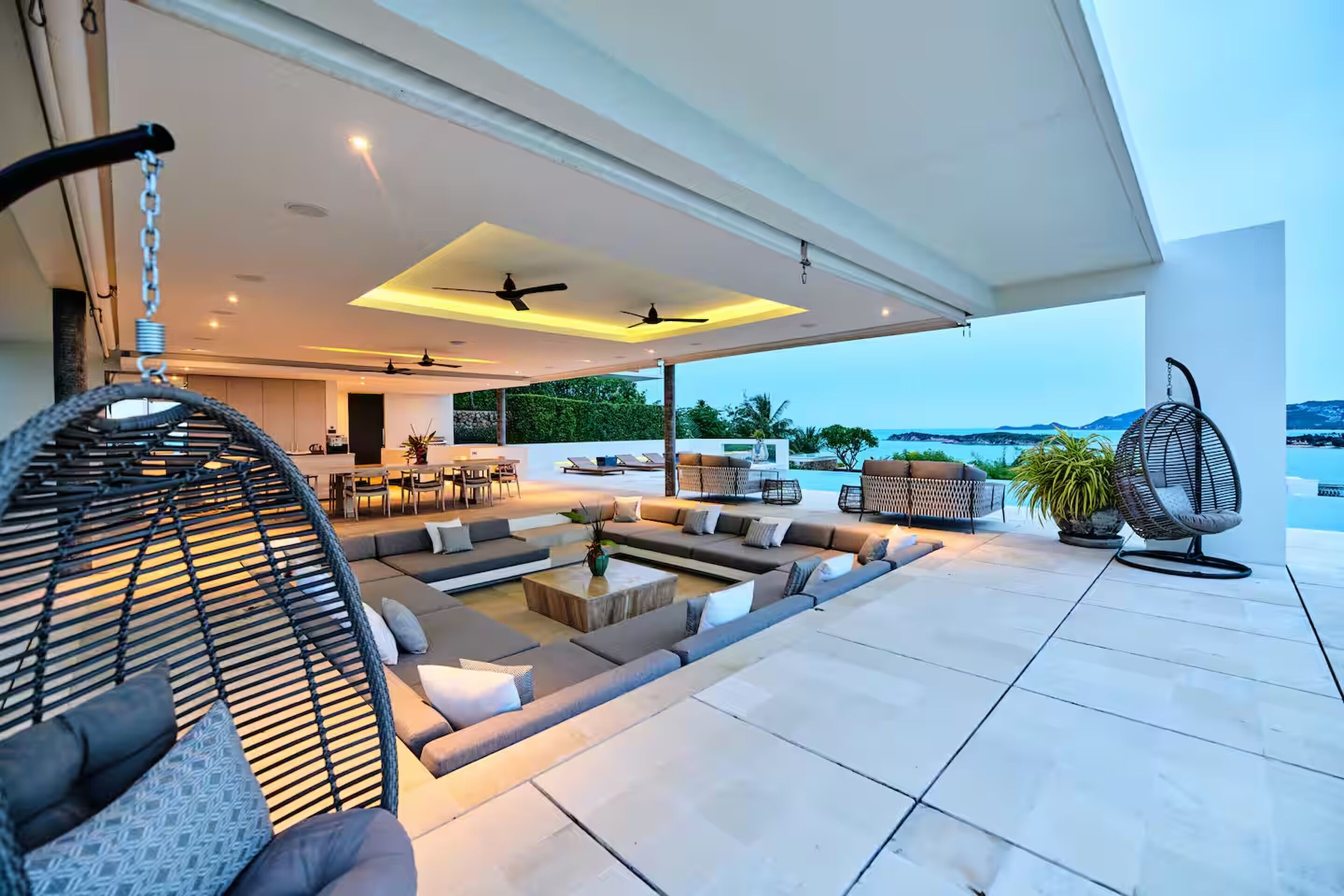 De woonkamer van de villa uit 'The White Lotus' op Koh Samui in Thailand