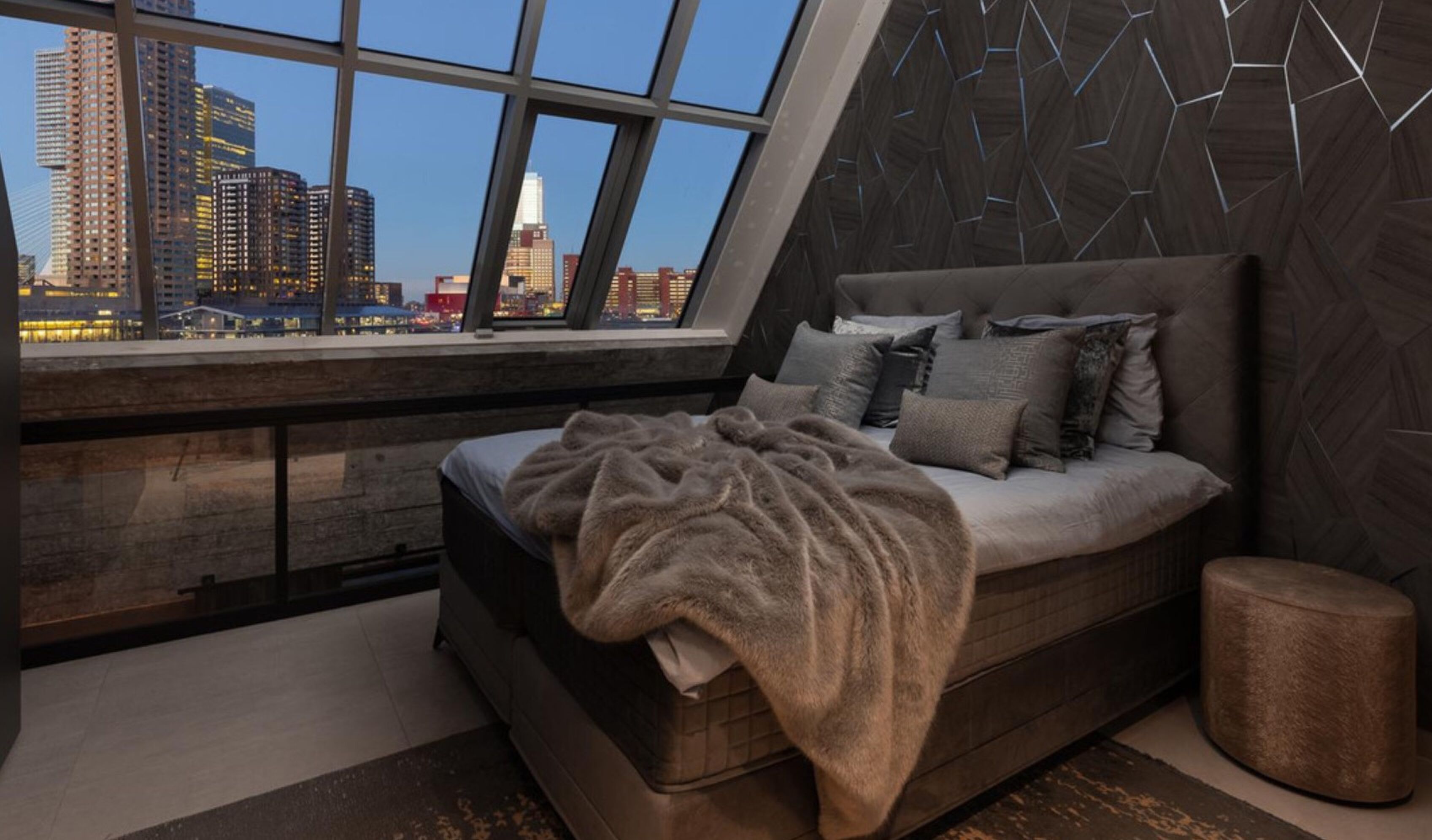 De slaapkamer in het appartement van Jerdy Schouten in Rotterdam