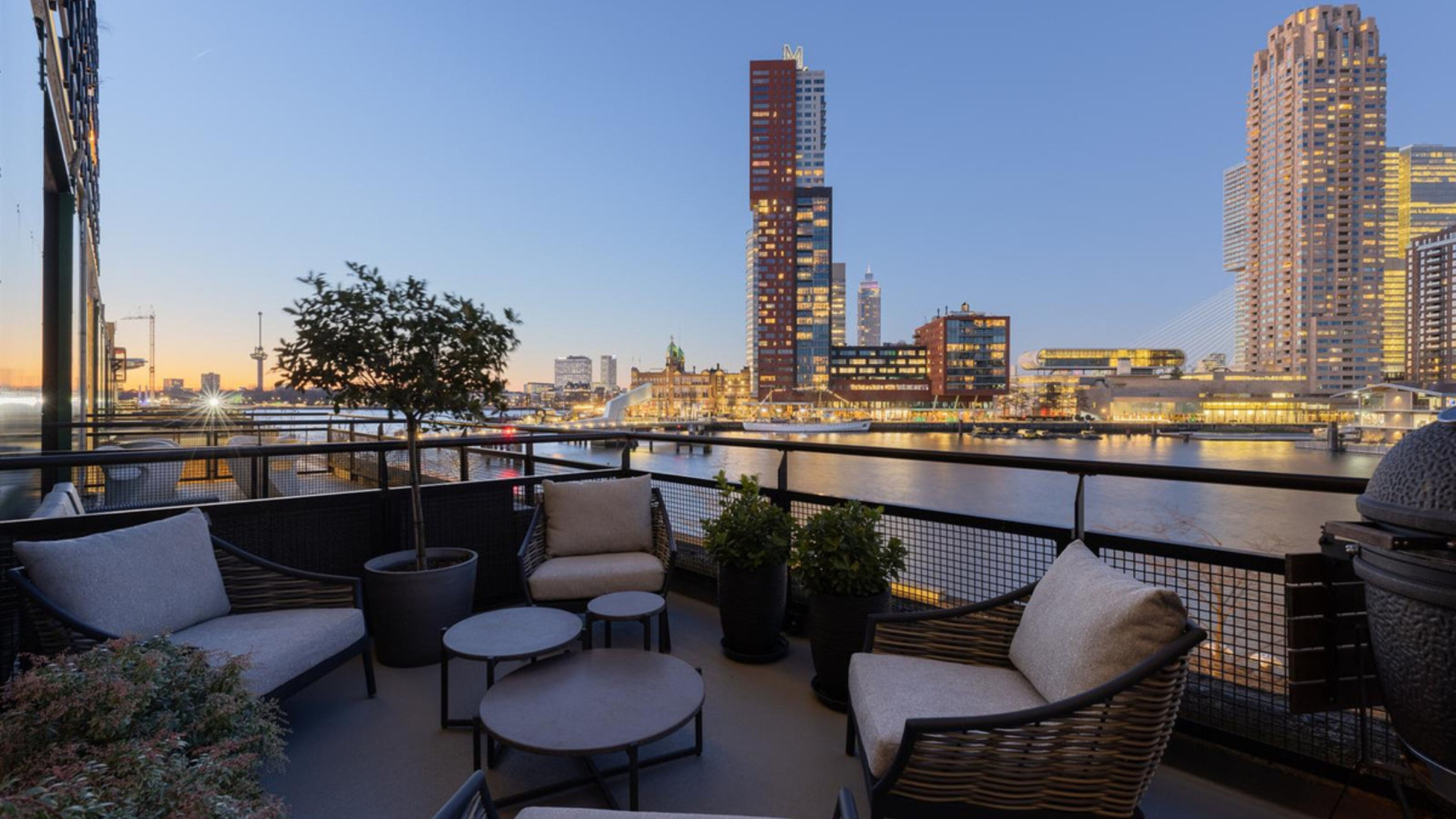 Het dakterras van het apaprtement van Jerdy Schouten in Rotterdam met de skyline op de achtergrond