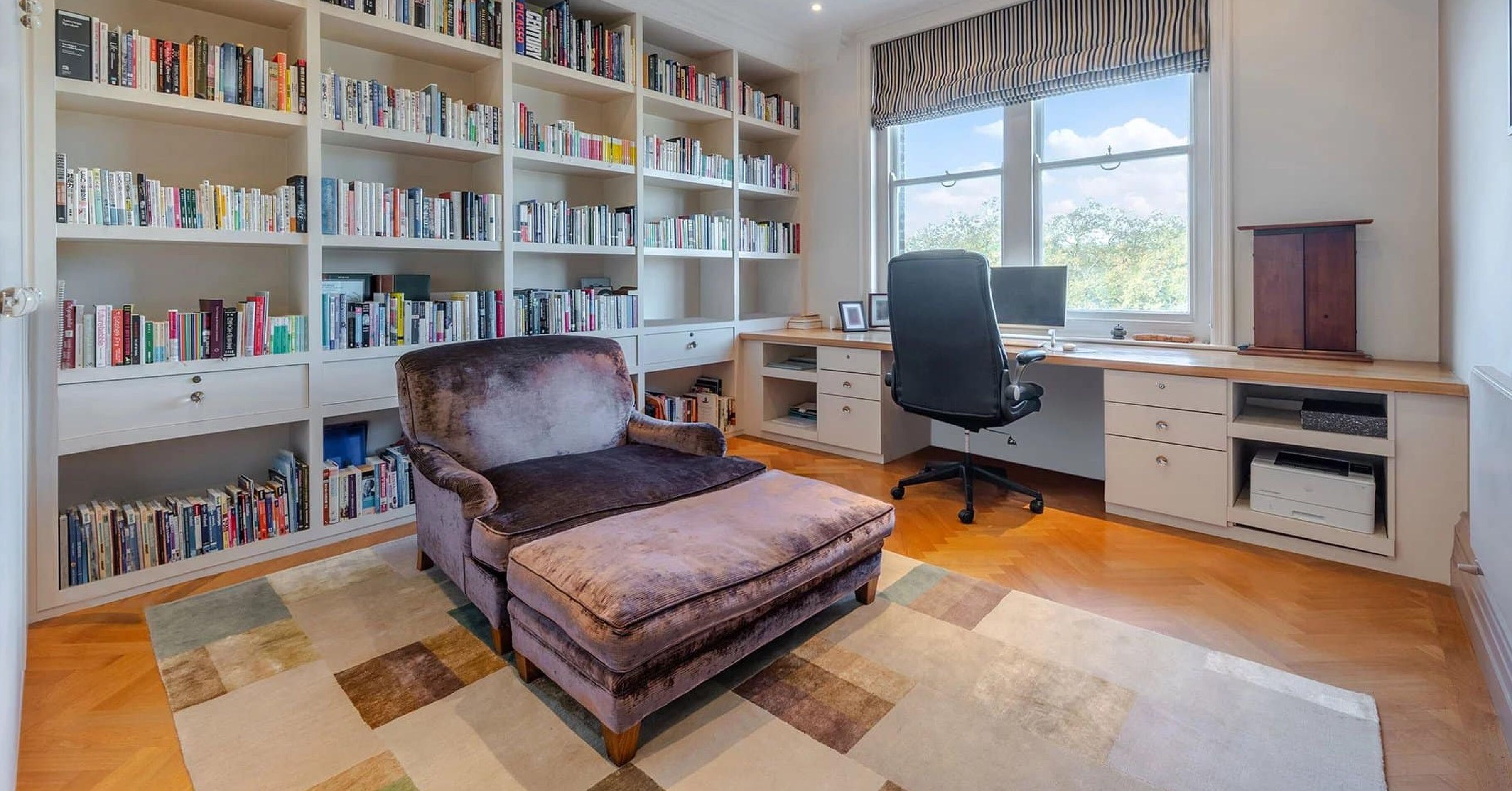 De werkkamer in het voormalige appartement van Mick Jagger in Londen