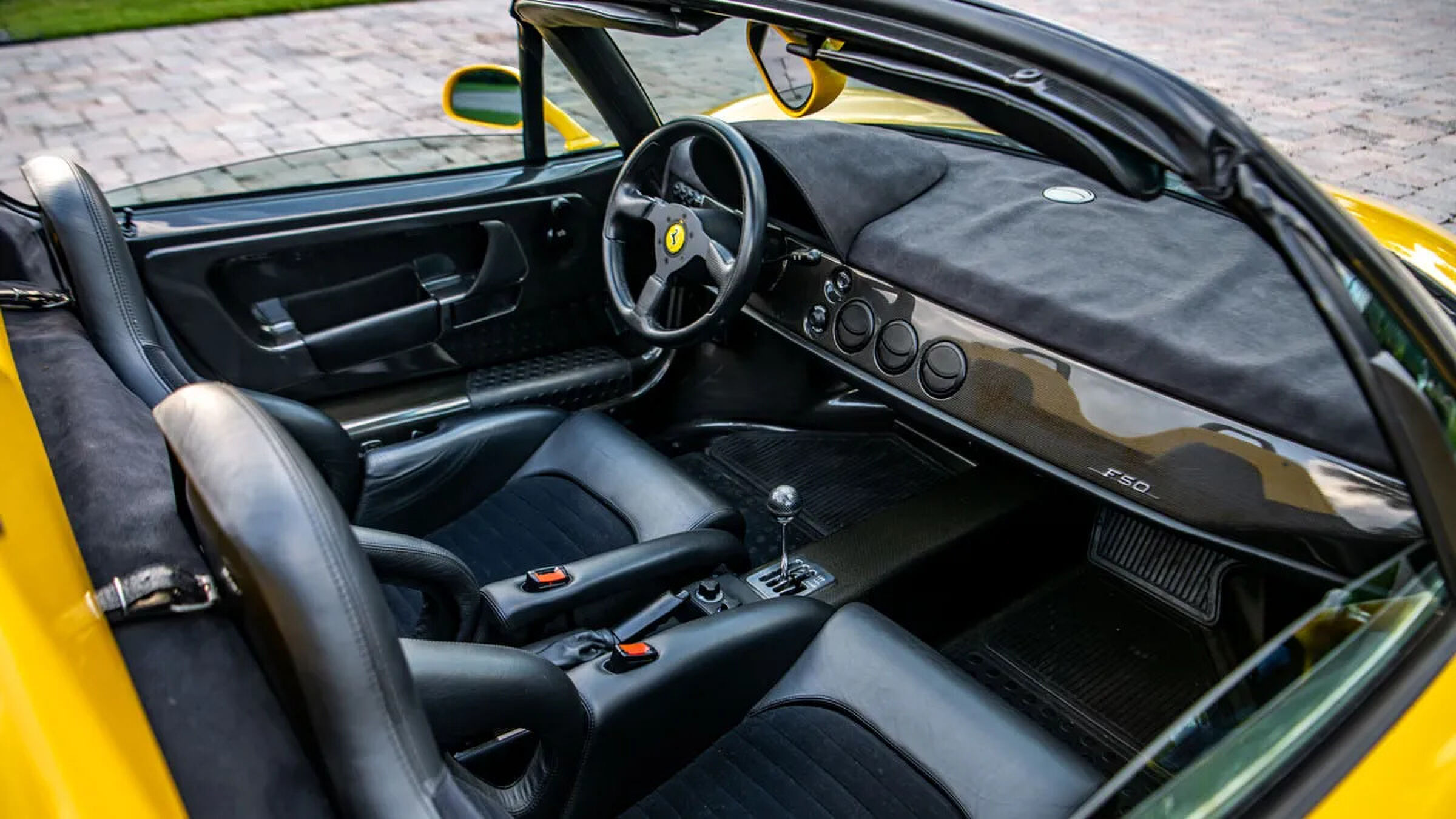 Het interieur van de Ferrari F50 van Ralph Lauren, die naar de veiling gaat
