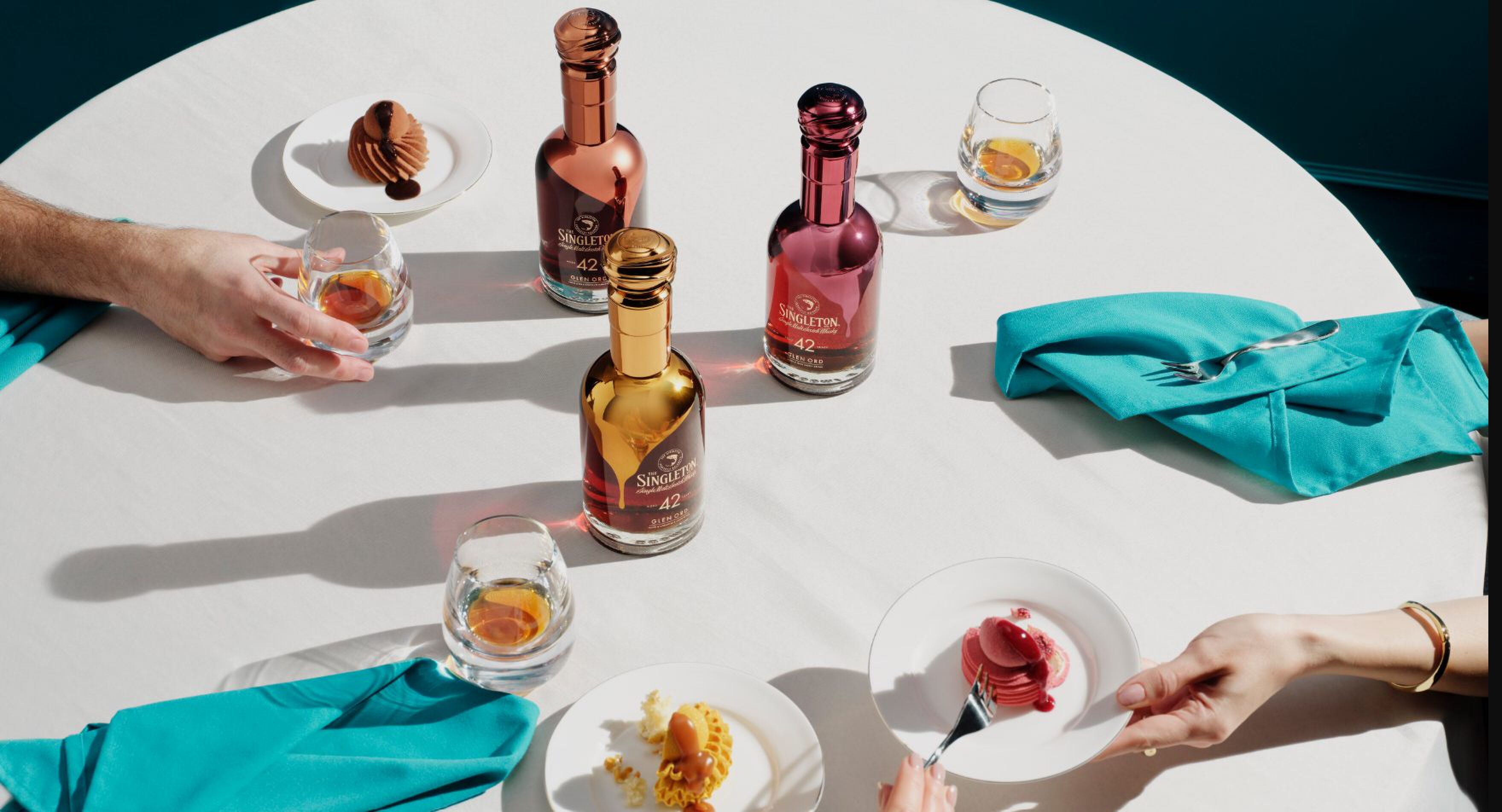 The Singleton: The Gourmand Collection aan een eetkamertafel geëtaleerd 