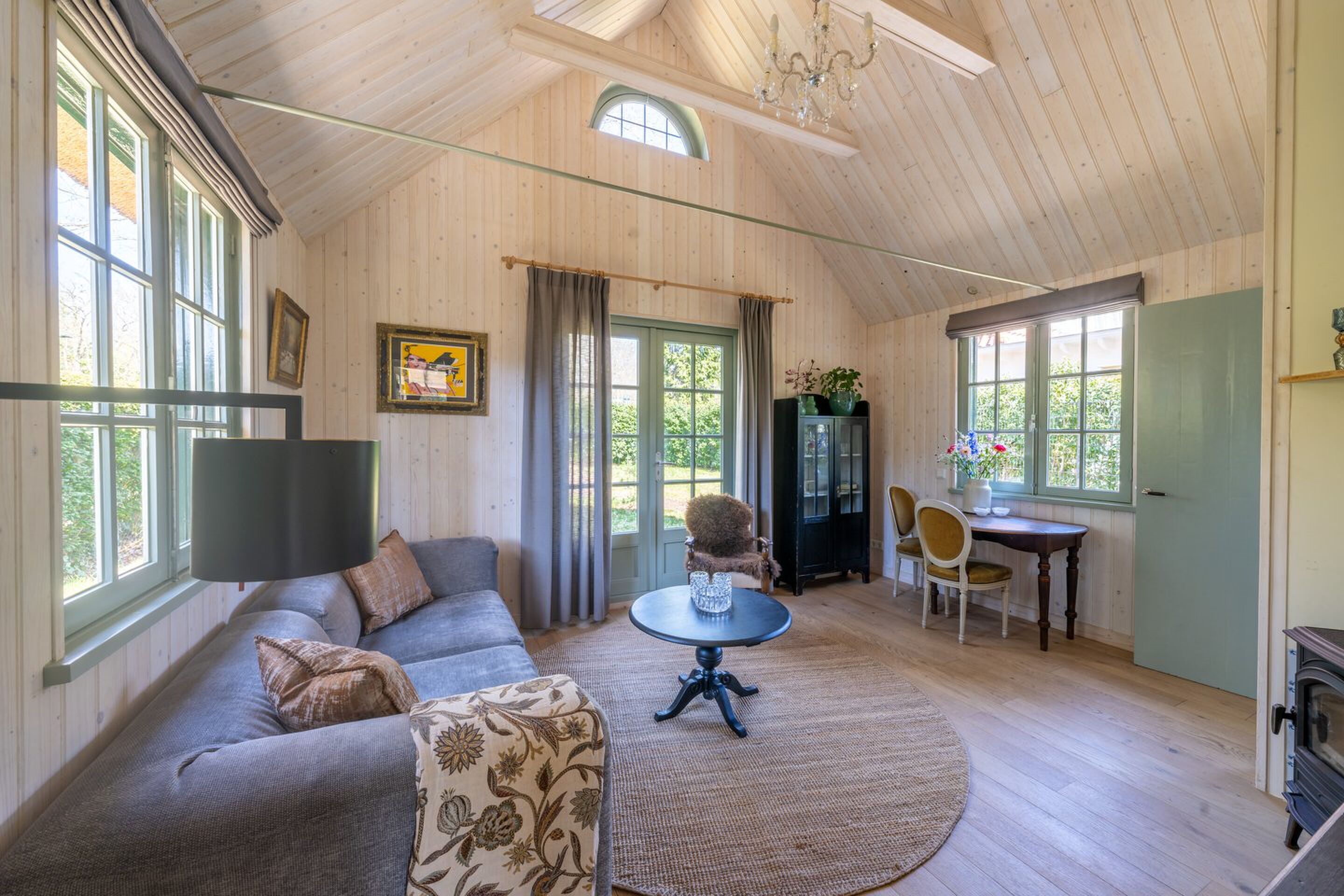 De woonkamer van het tuinhuisje in Blaricum