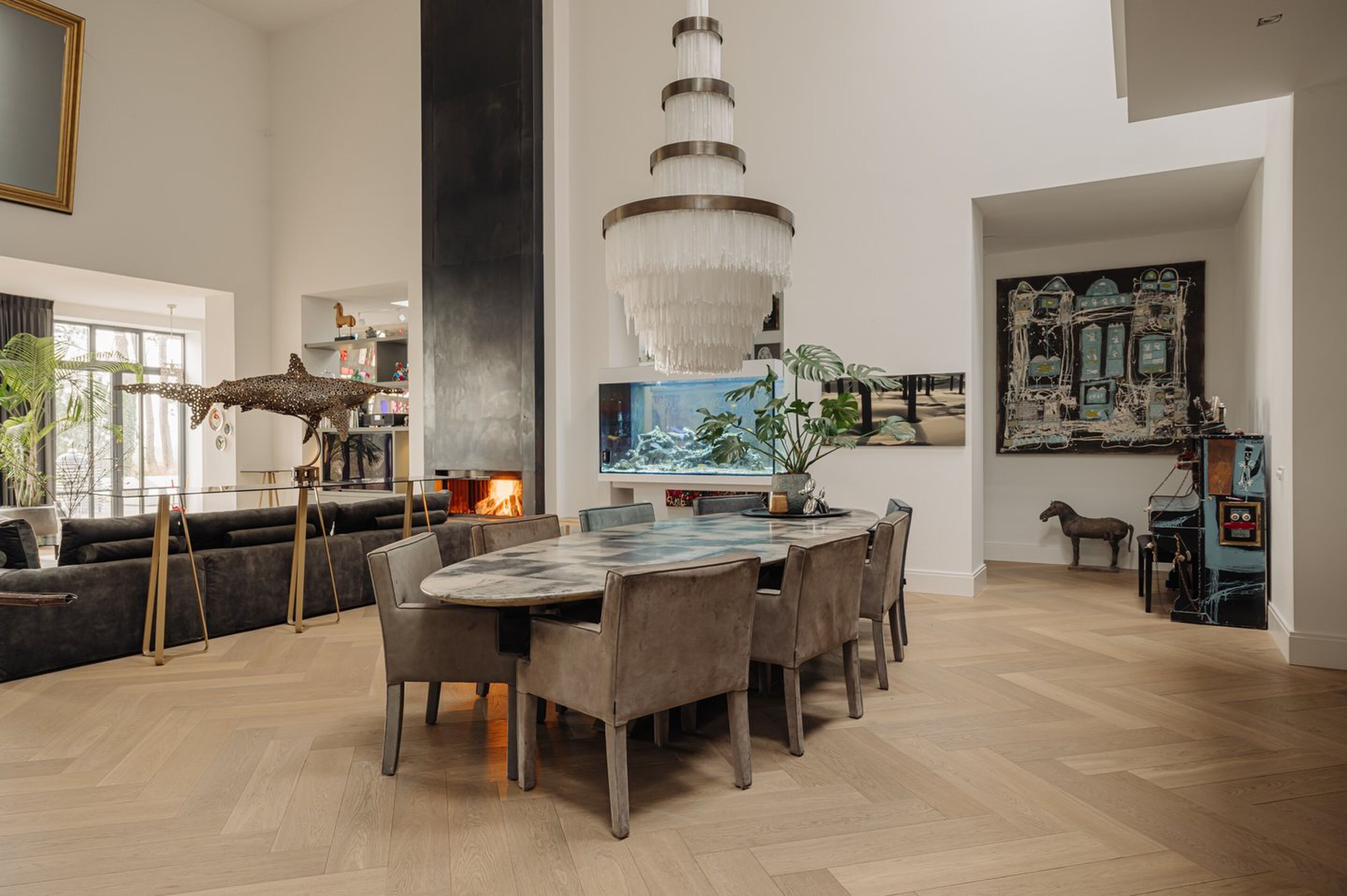 Woonkamer van de bijzondere kerkvilla in Bergen