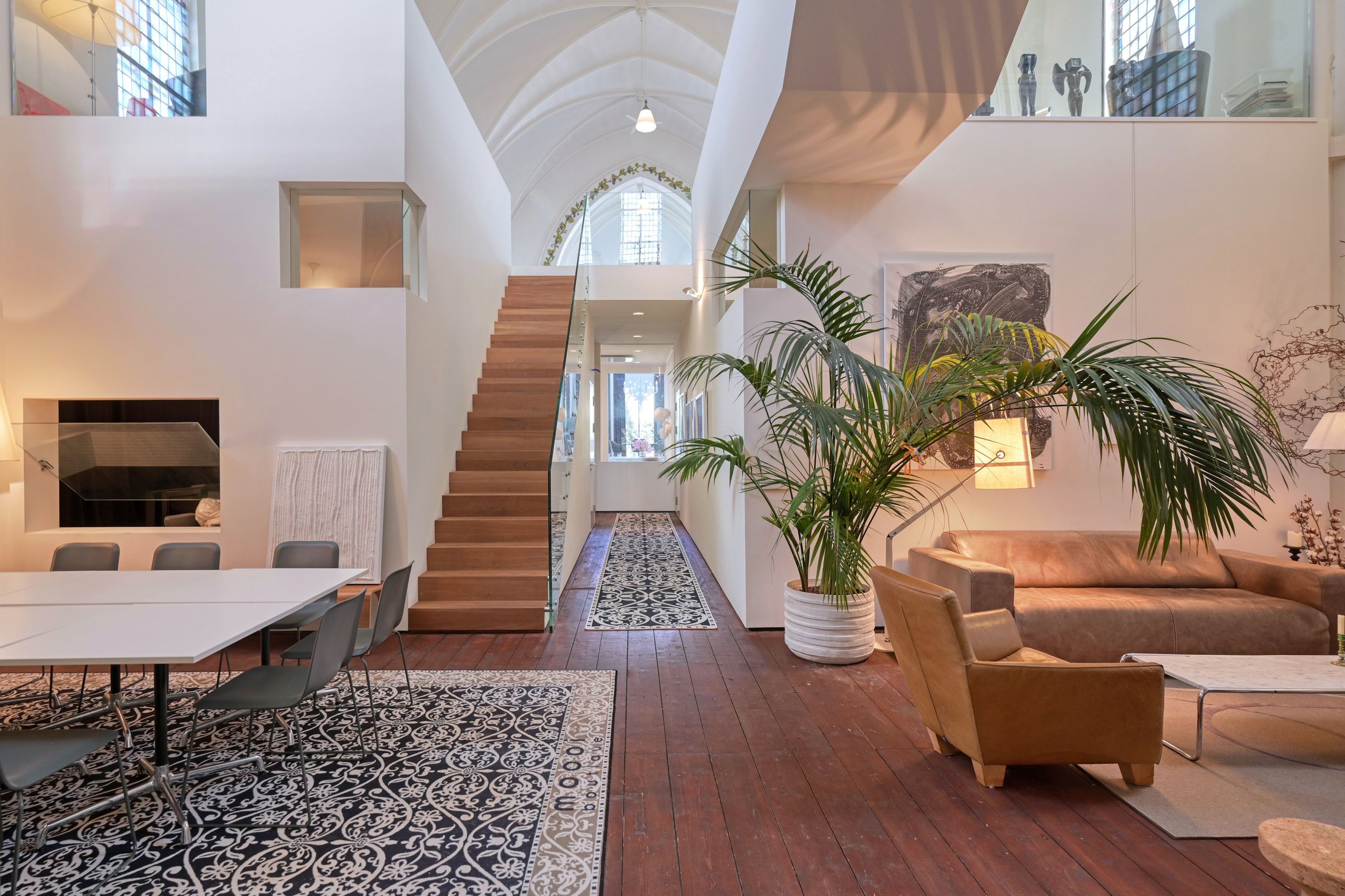 De woonkamer in de kerkwoning van Erik Hallers in Utrecht