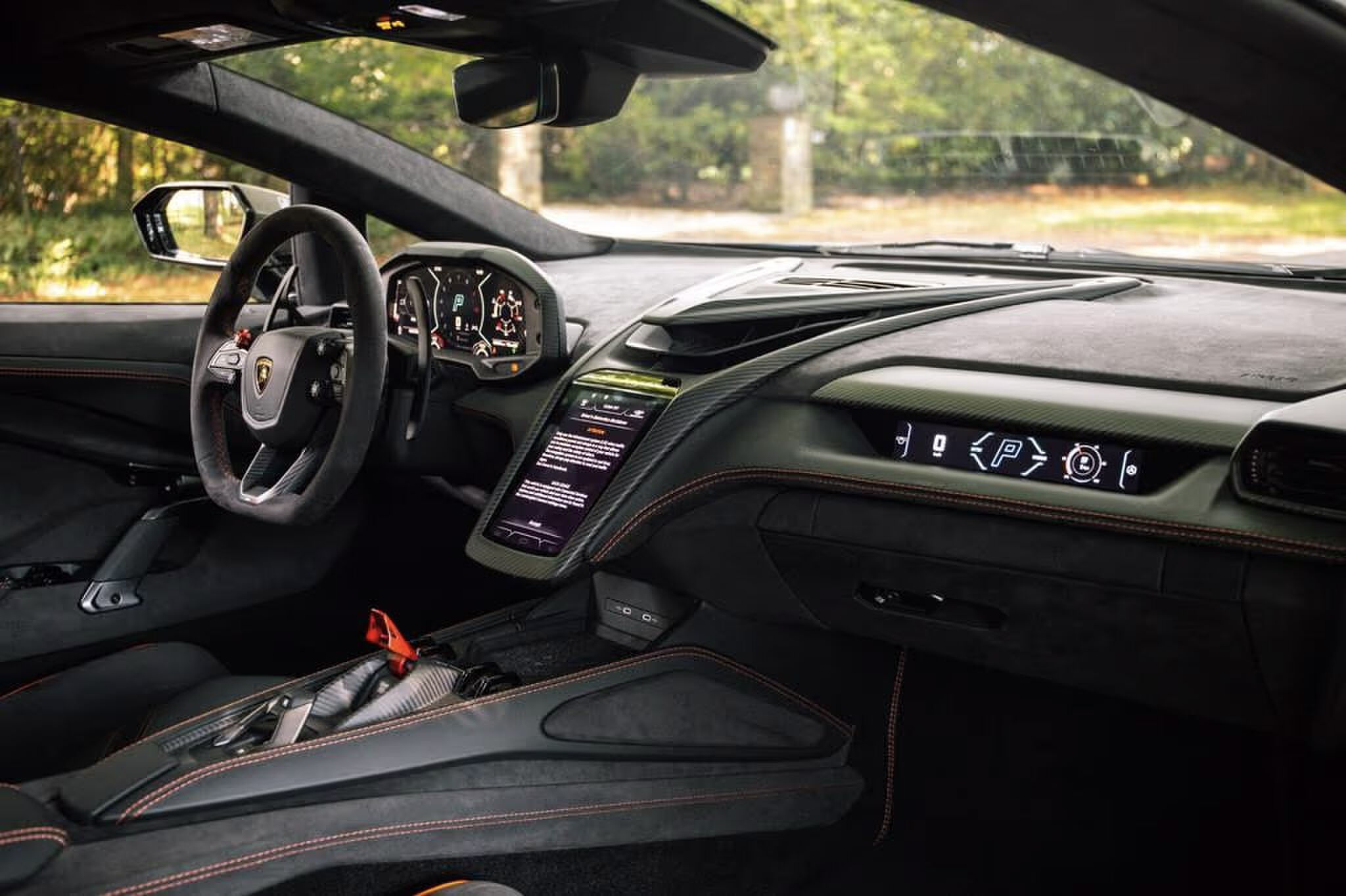 Het interieur van de Lamborghini Revuelto op Marktplaats