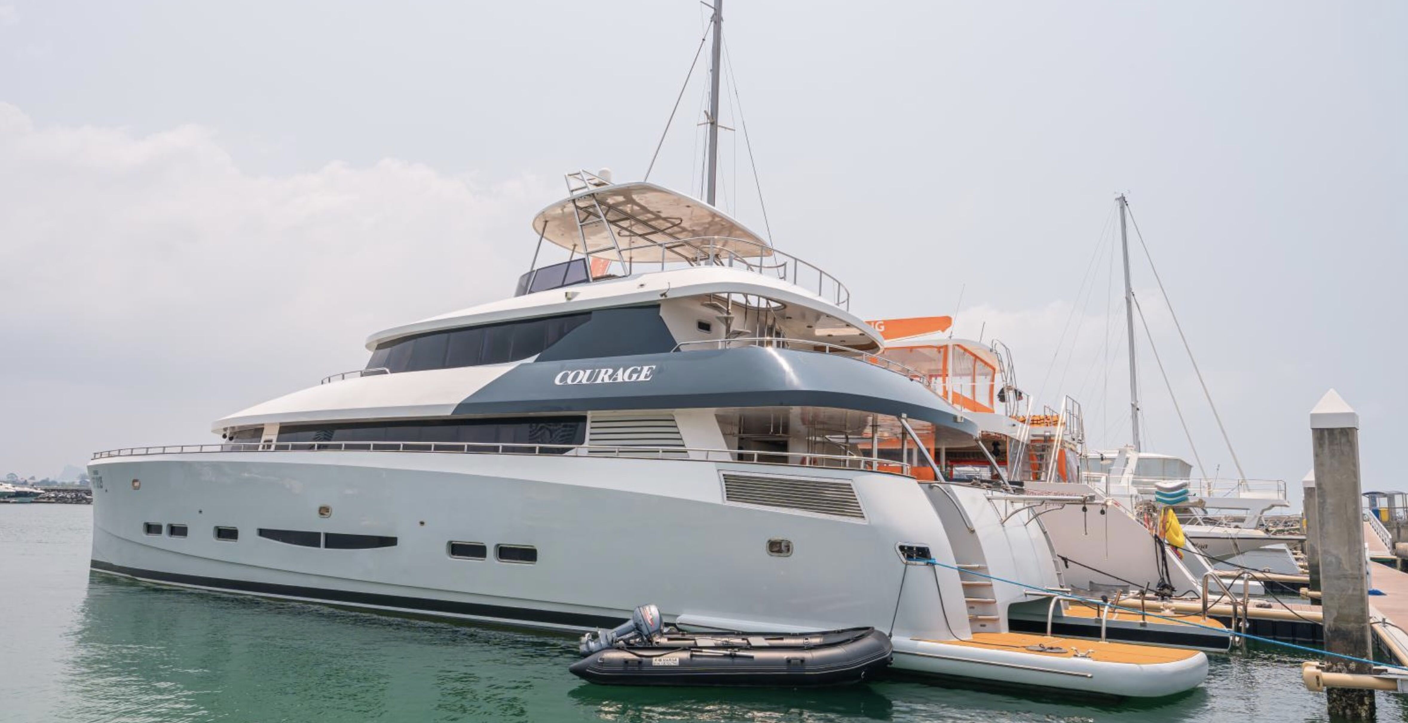 De Nazarov 80 Power Catamaran ”Courage”die geveild wordt door Bright Auctions ligt stil in een Thaise haven