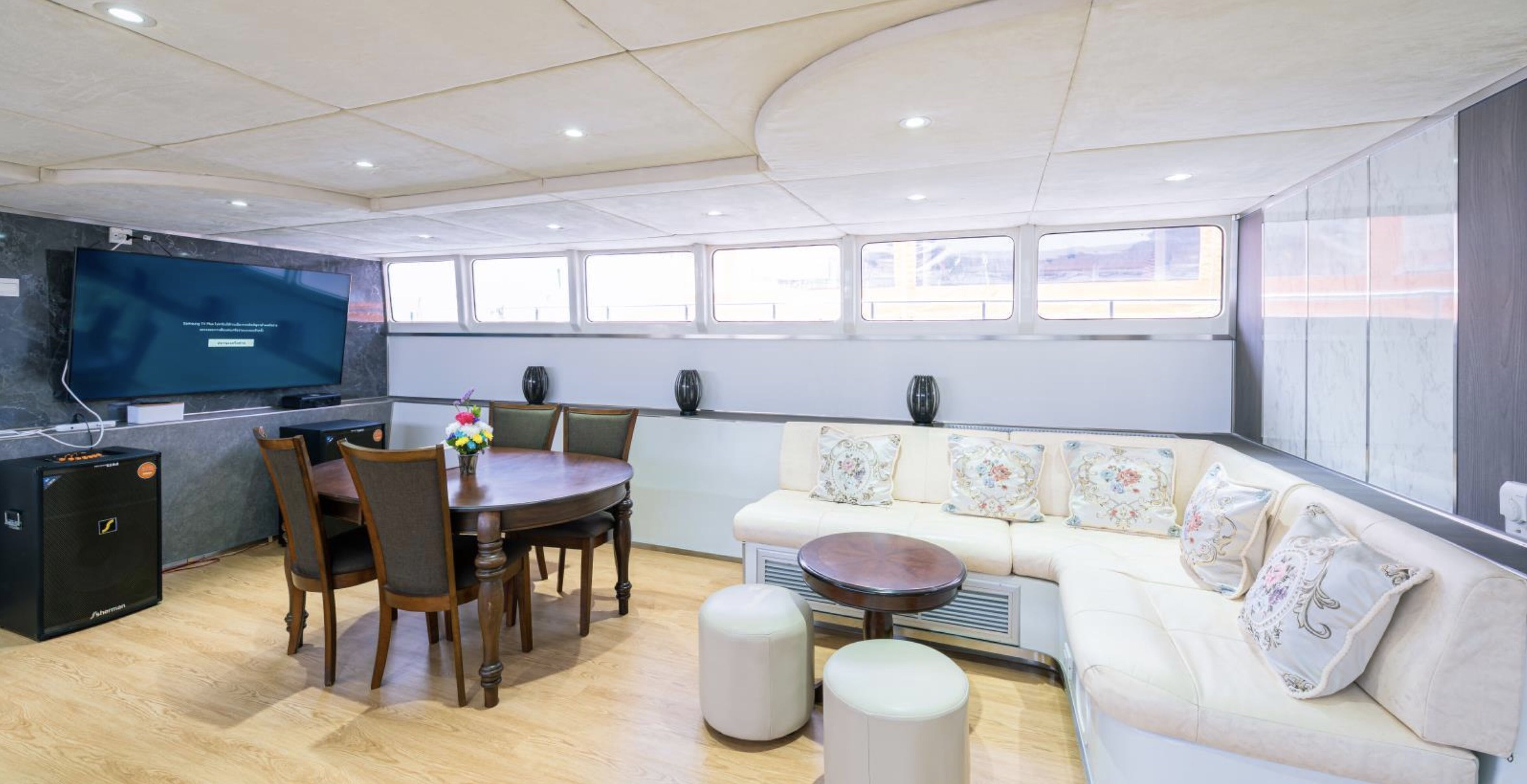 Het interieur van de Nazarov 80 Power Catamaran ”Courage” die geveild wordt door Bright Auctions