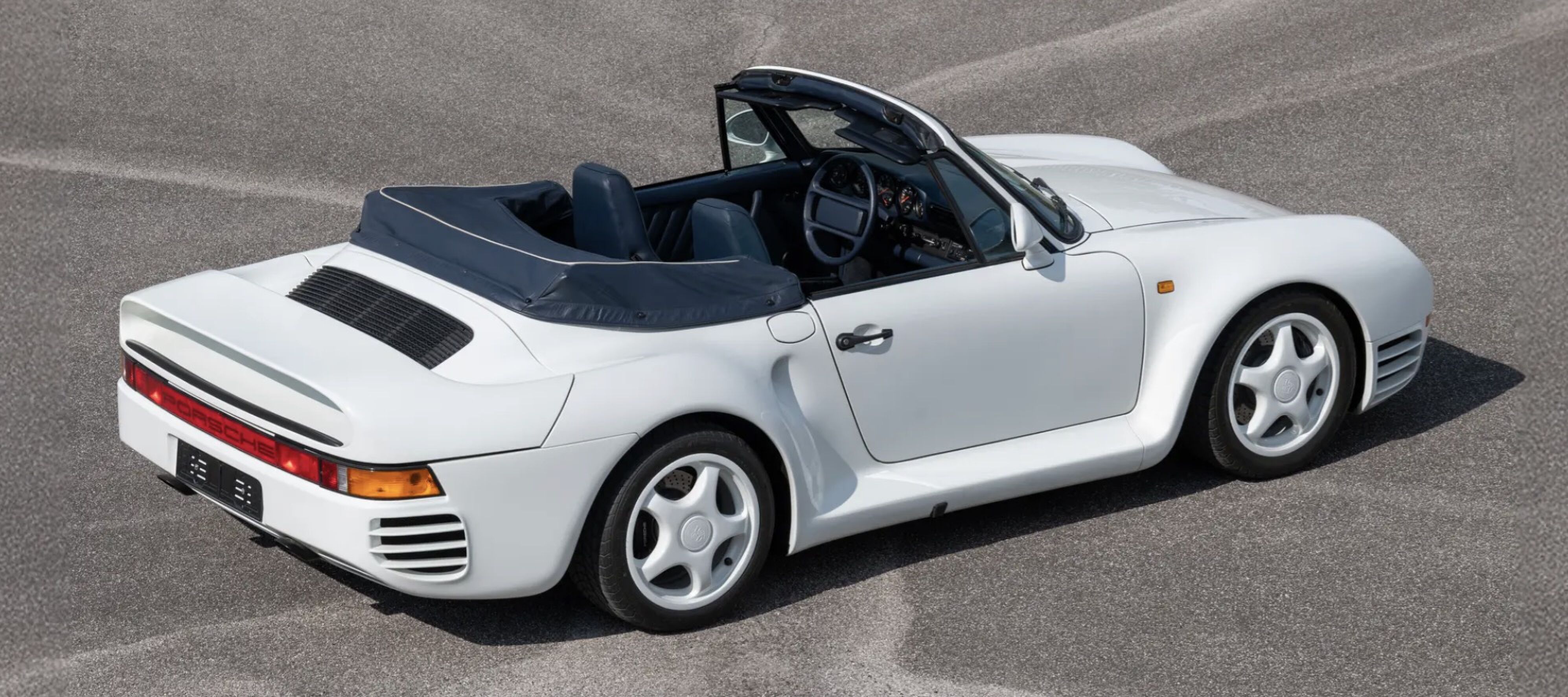 Zijaanzicht van de te veilen Porsche 959 Cabrio