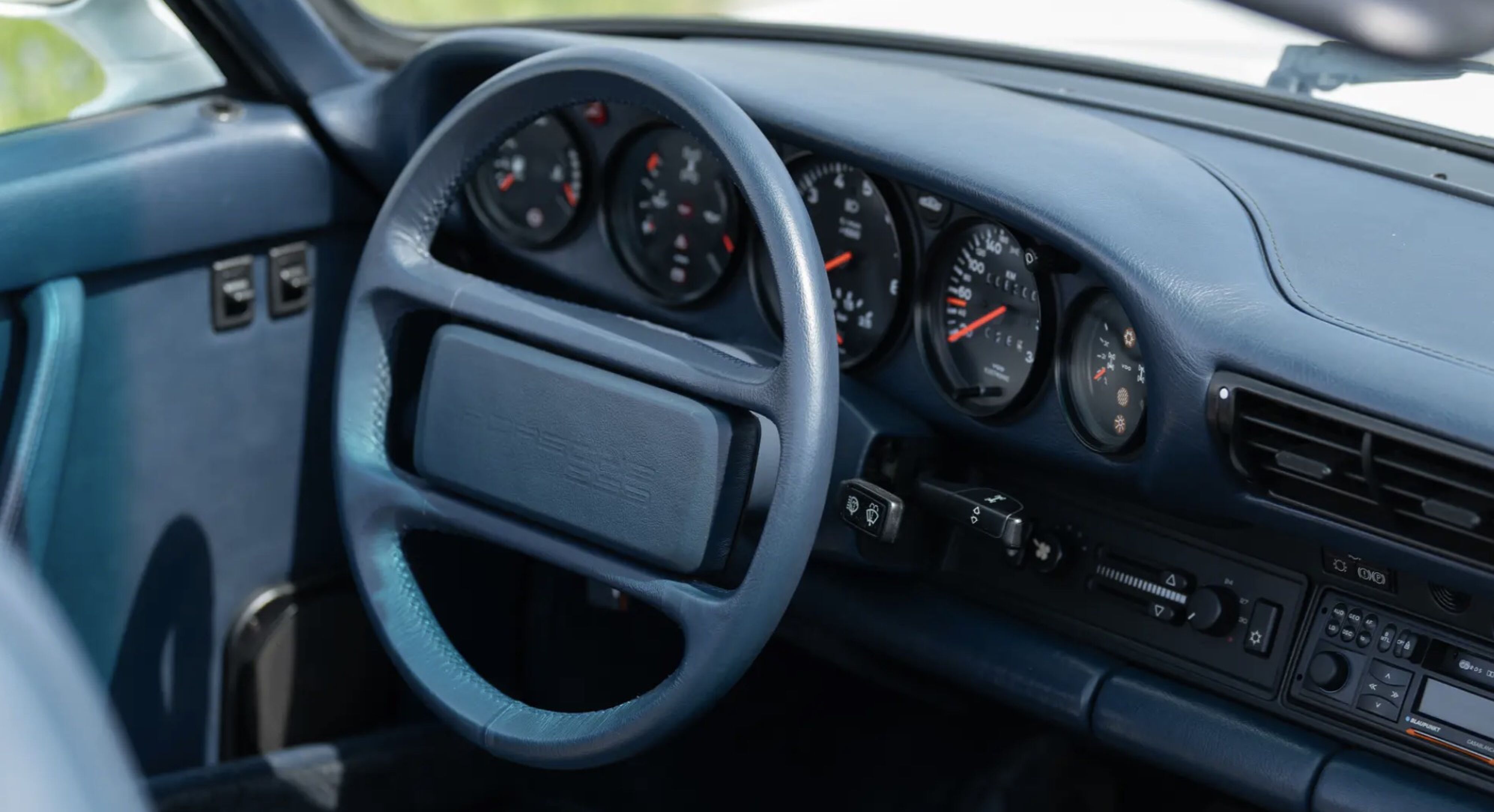 Het interieur van de te veilen Porsche 959 Cabrio