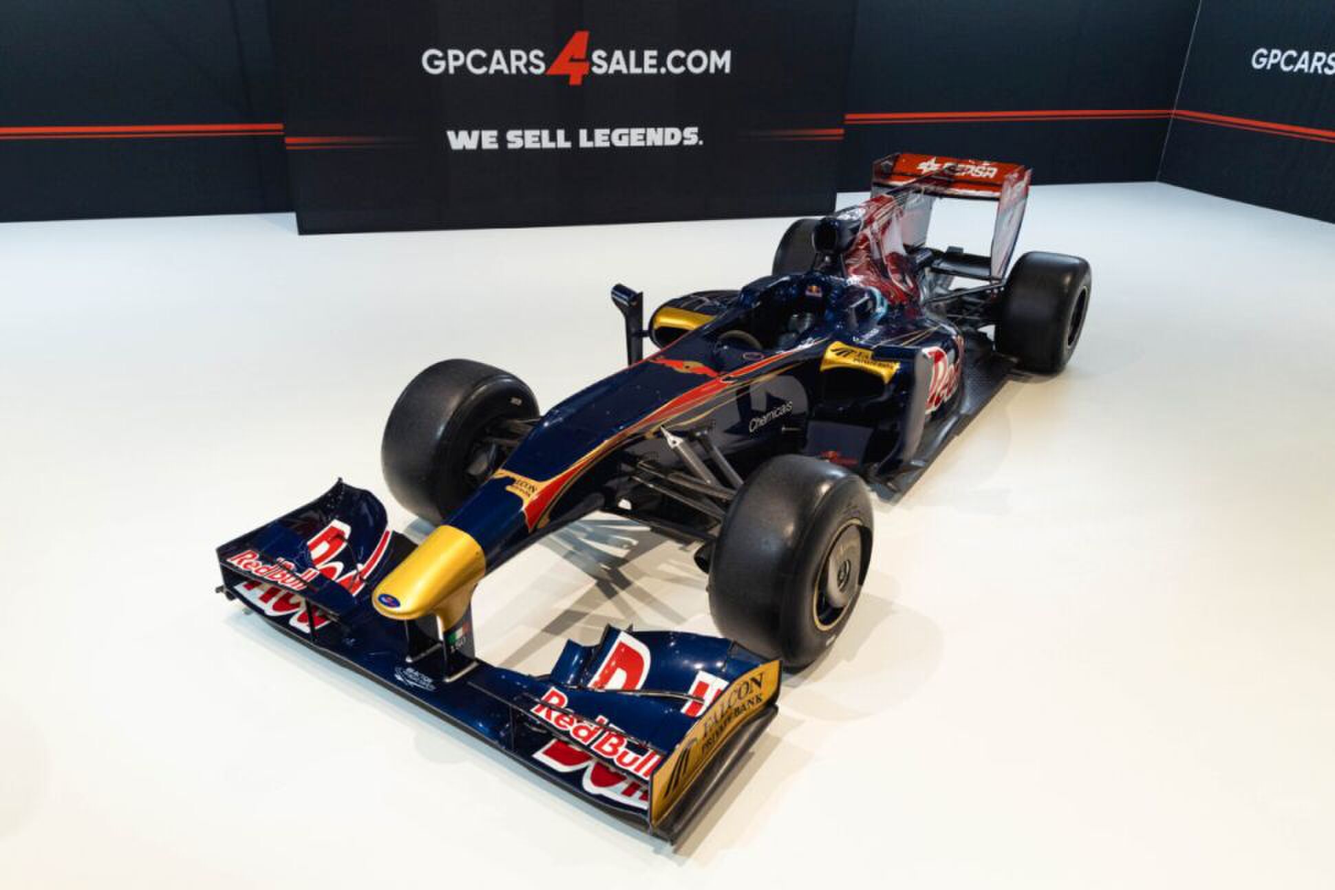 De Toro Rosso Formule 1-auto geparkeerd in een garage