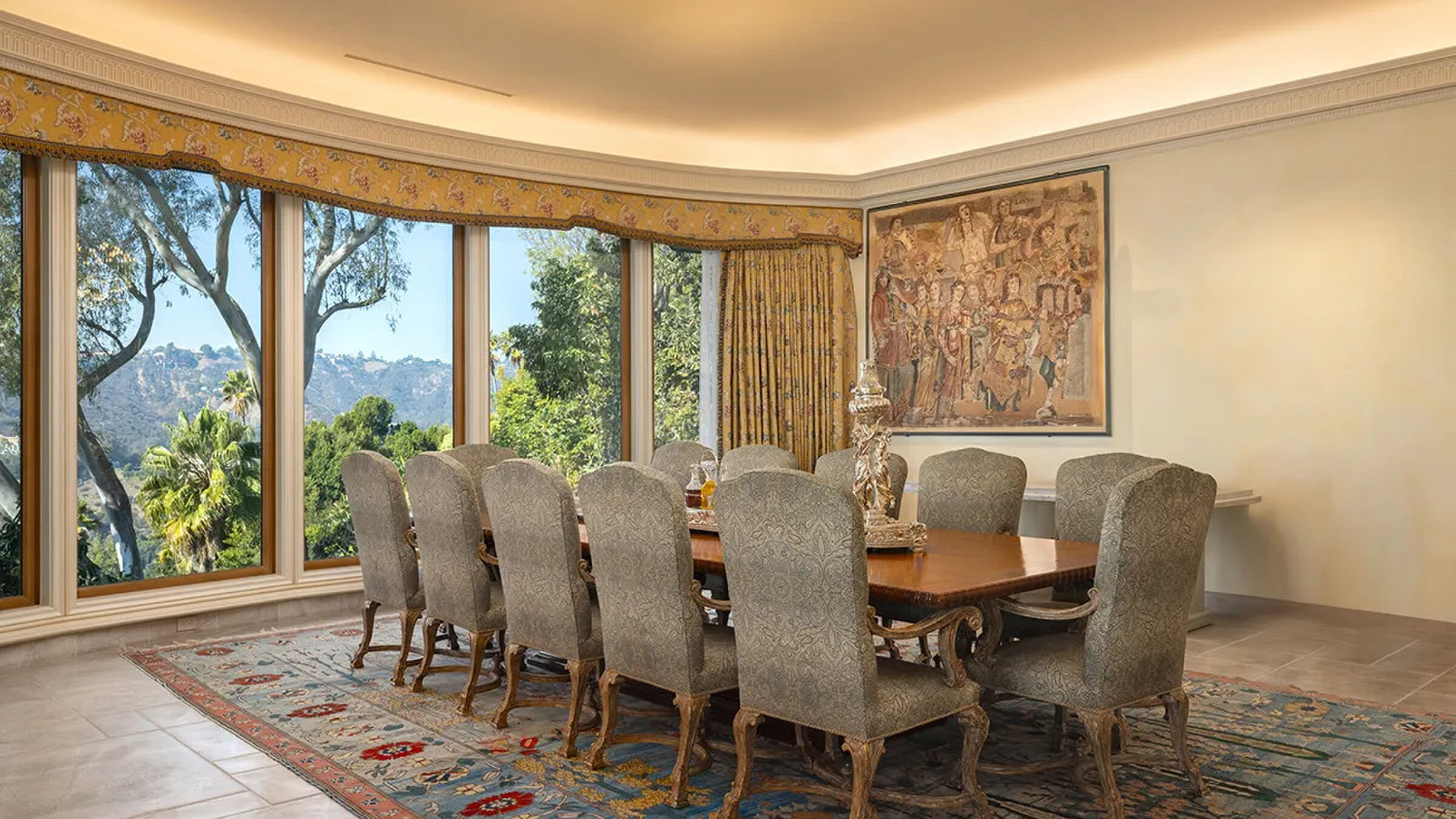 De eetkamer van de villa in Bel Air