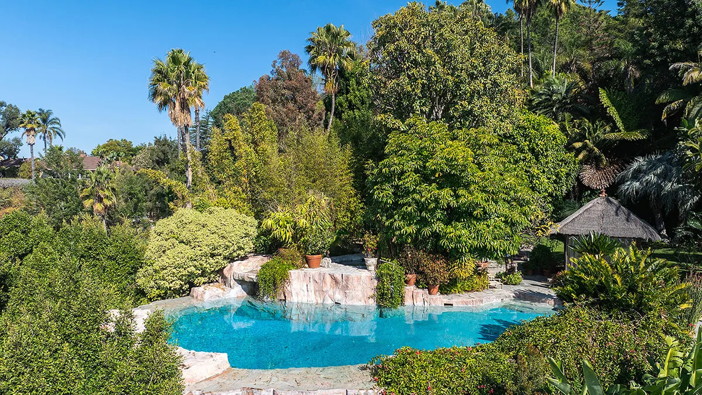 Het zwembad van de villa in Bel Air