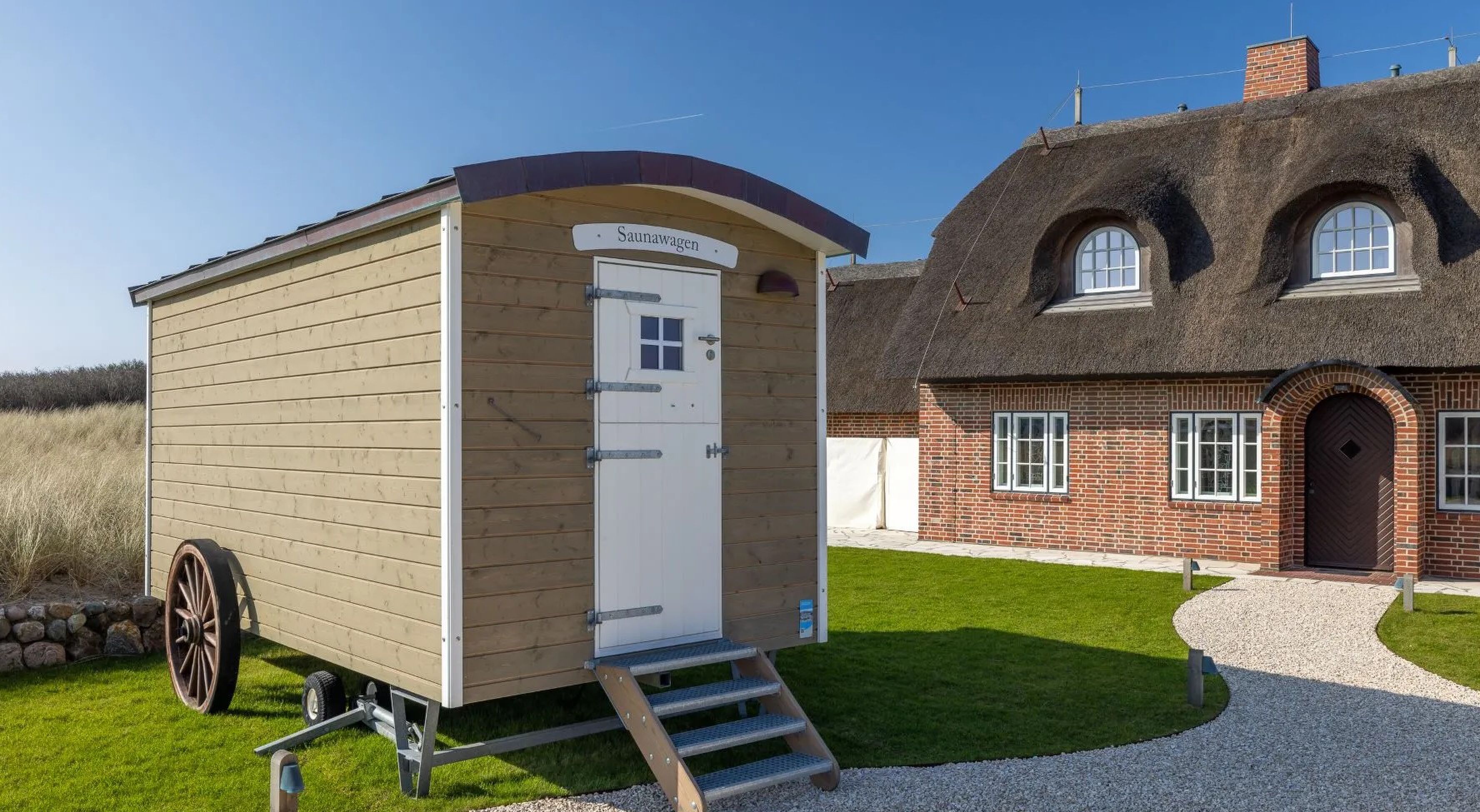 Een saunawagen voor de voormalige villa van de familie Birkenstock op het Duitse waddeneiland Sylt