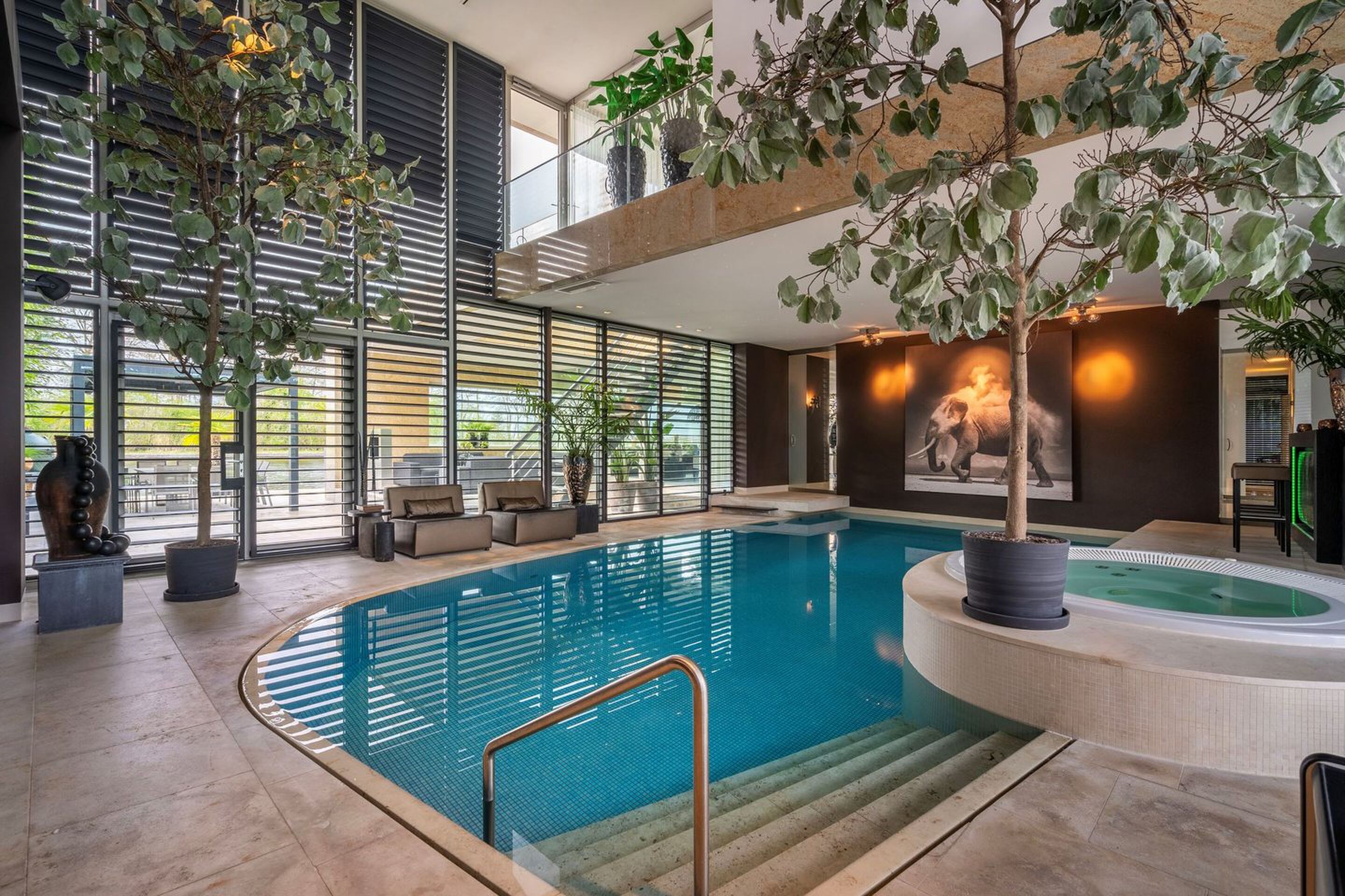 Het zwembad in de villa van Moniek Voormolen aan de Vinkeveense Plassen