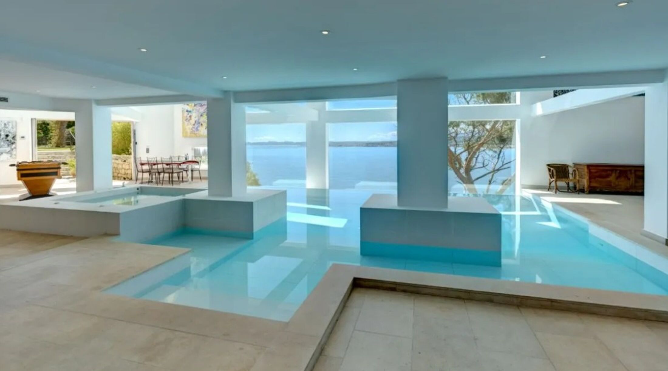 Het zwembad in de voormalige villa van Sean Connery aan de Franse Rivièra