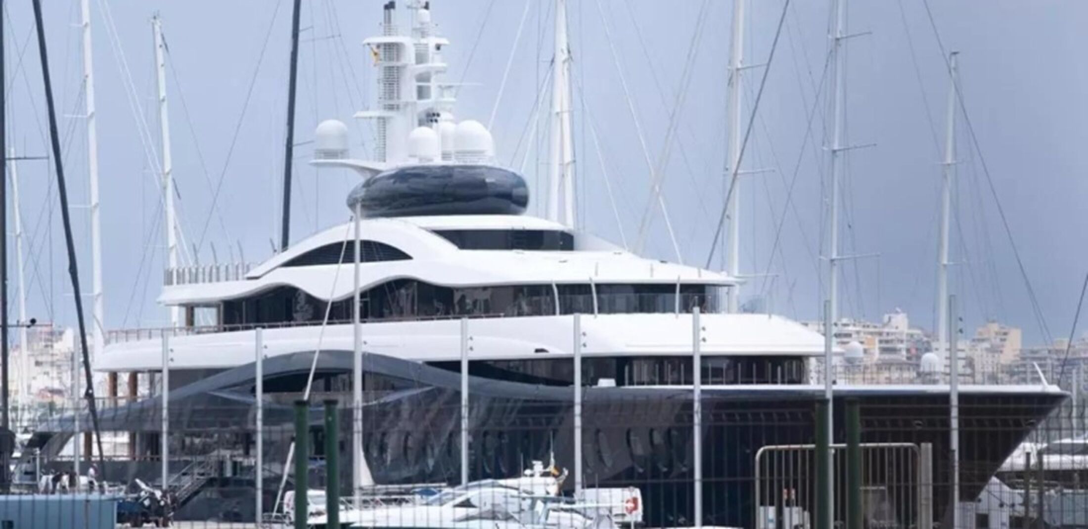 Feadship Launchpad, één van de superjachten van Mark Zuckerberg die dat van Jeff Bezos trof