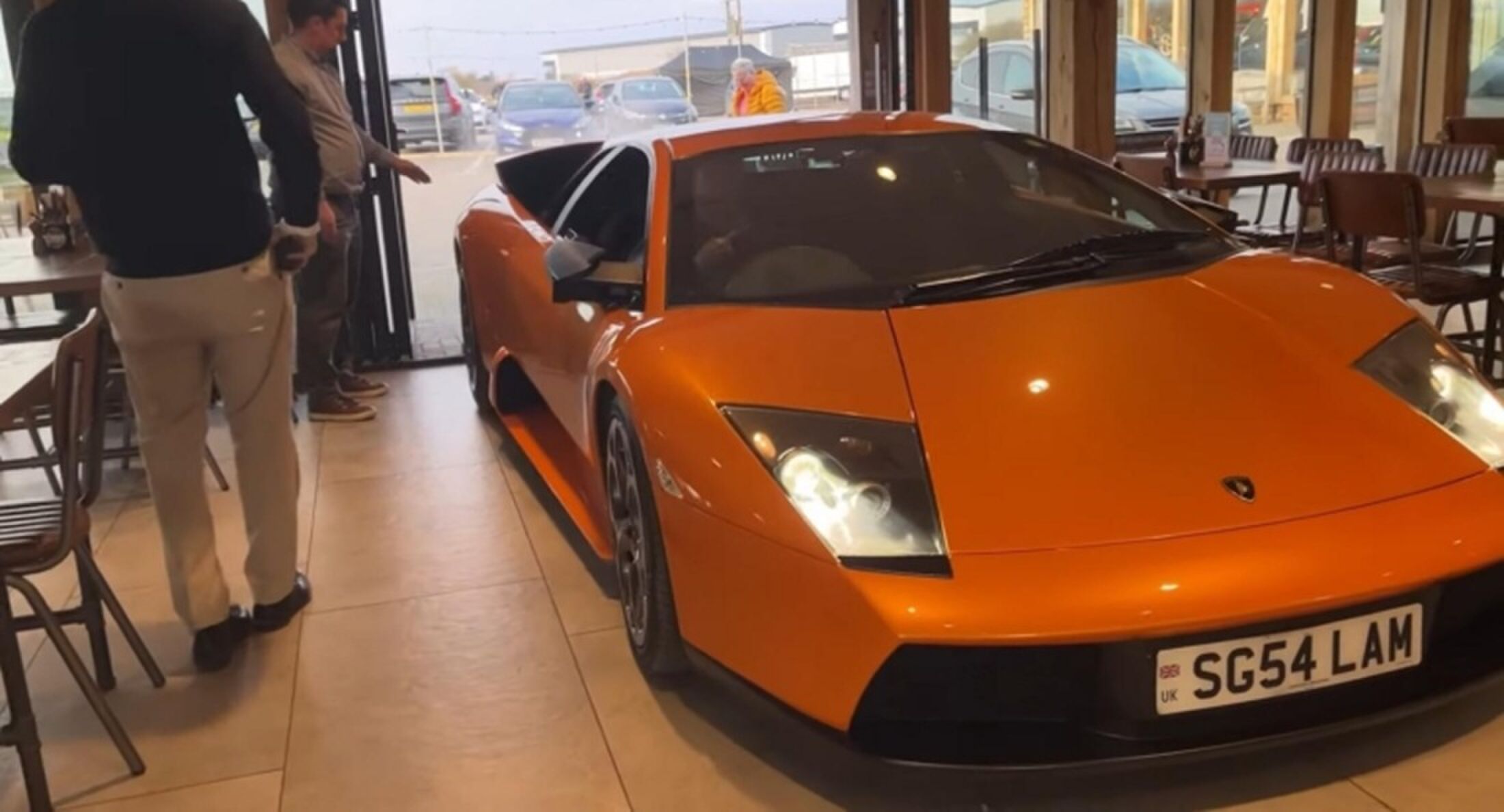 De Lamborghini Murciélago van YouTuber Simon George