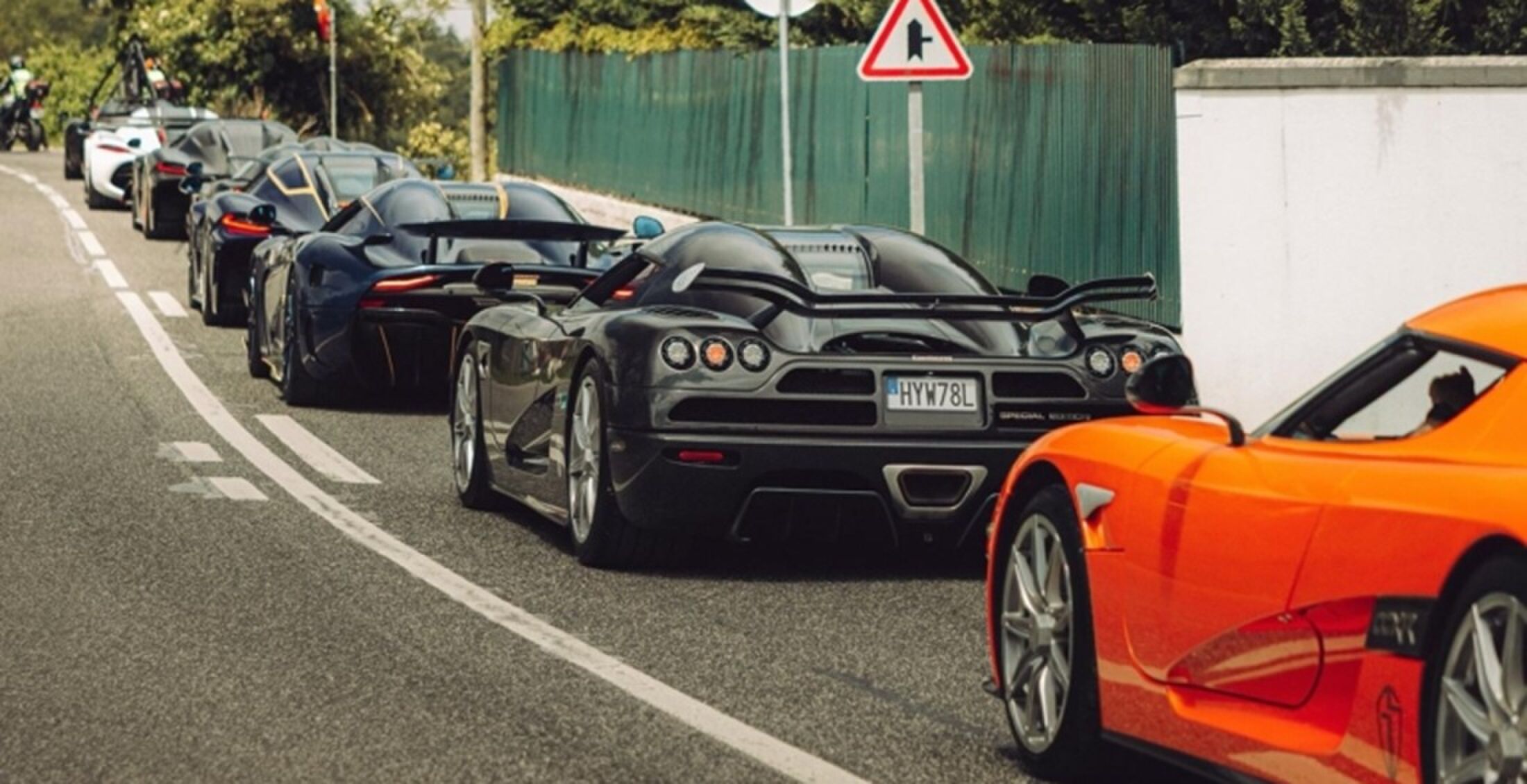 De auto's van Koenigsegg in de rij voor de veerboot