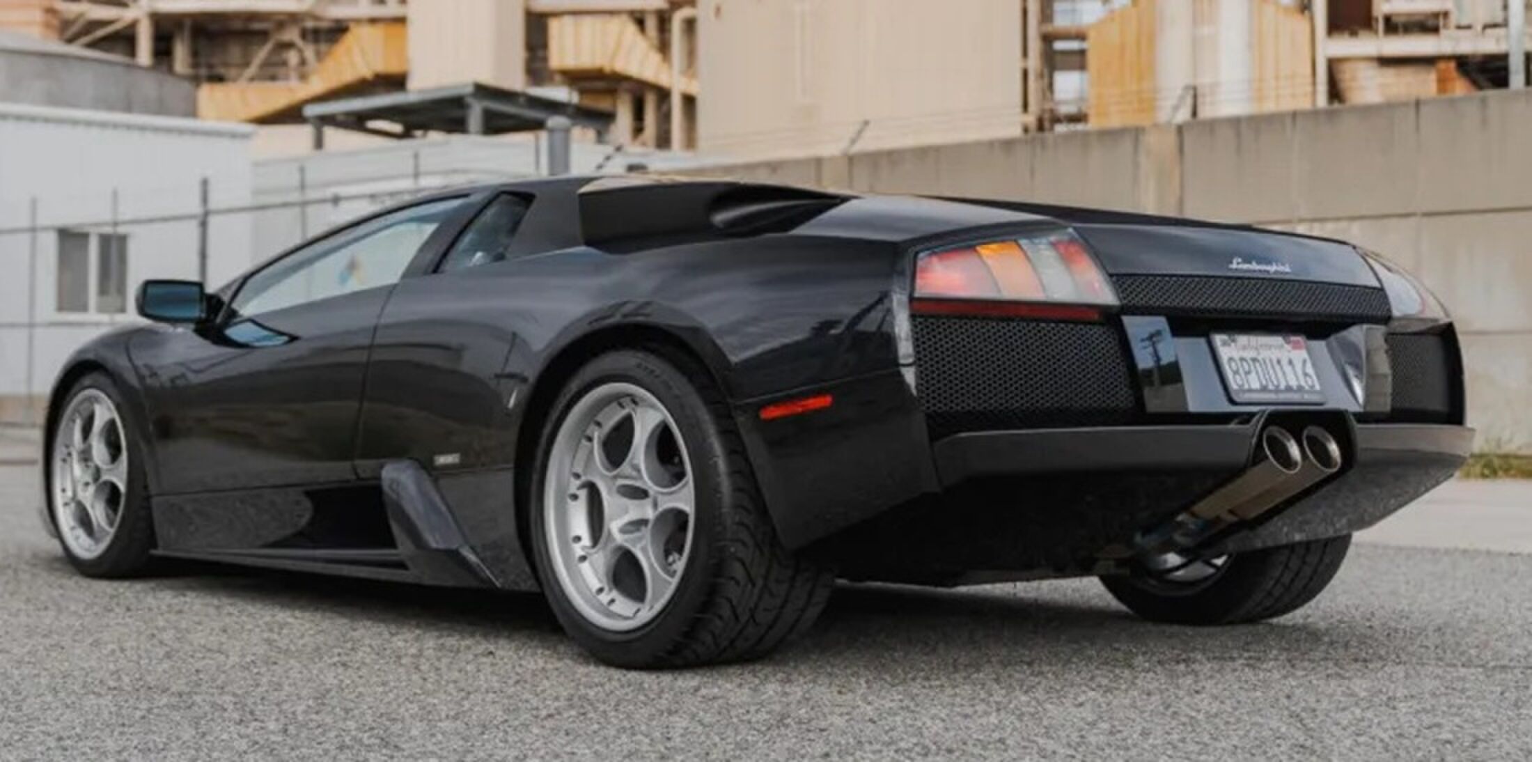 Eén van de laatste Lamborghini's met een V12 en handbak