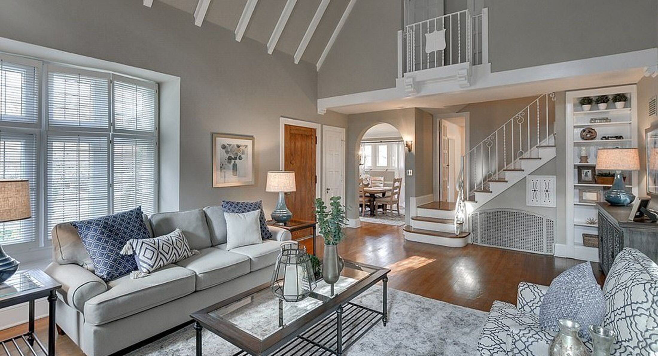 De woonkamer van de woning van Warren Buffett